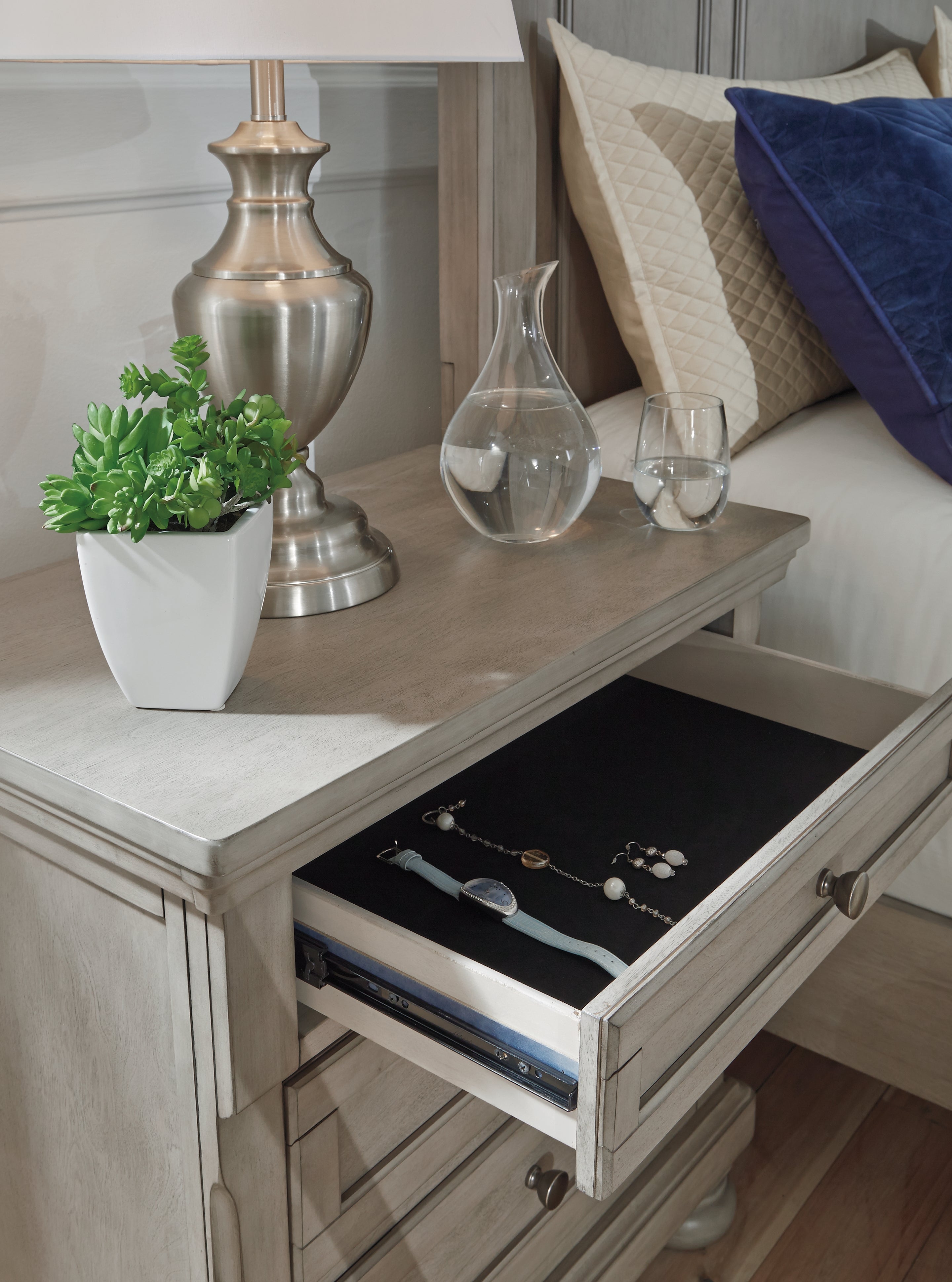 Lettner King Panel Bedroom Set, Light Gray
