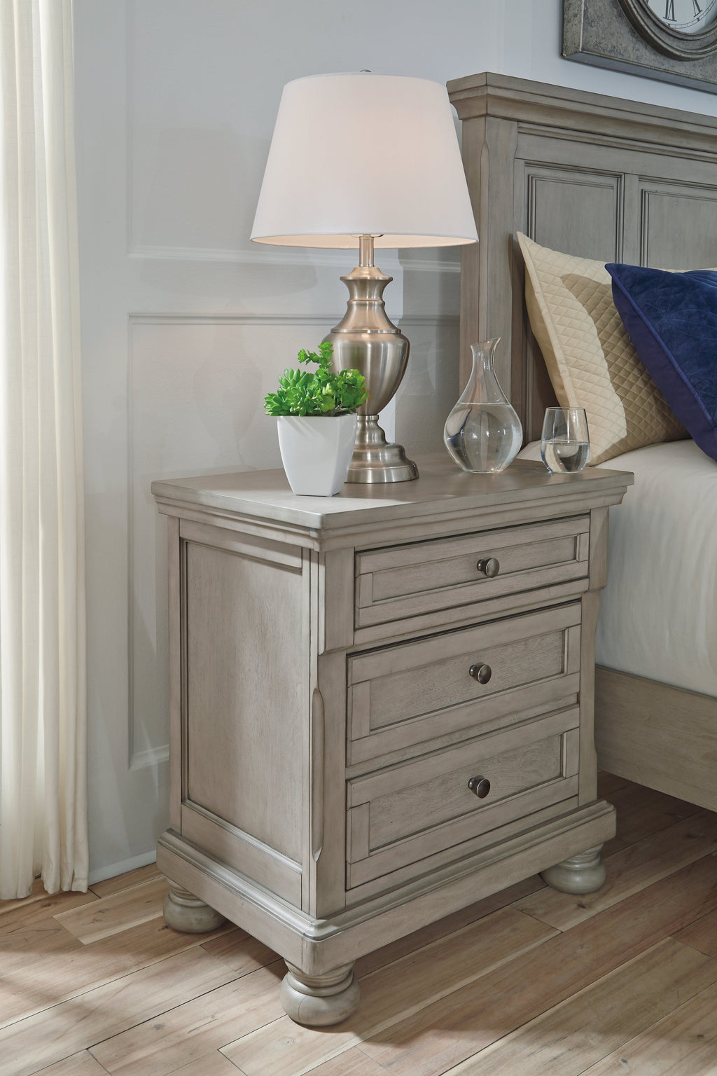 Lettner Queen Panel Storage Bedroom Set, Light Gray