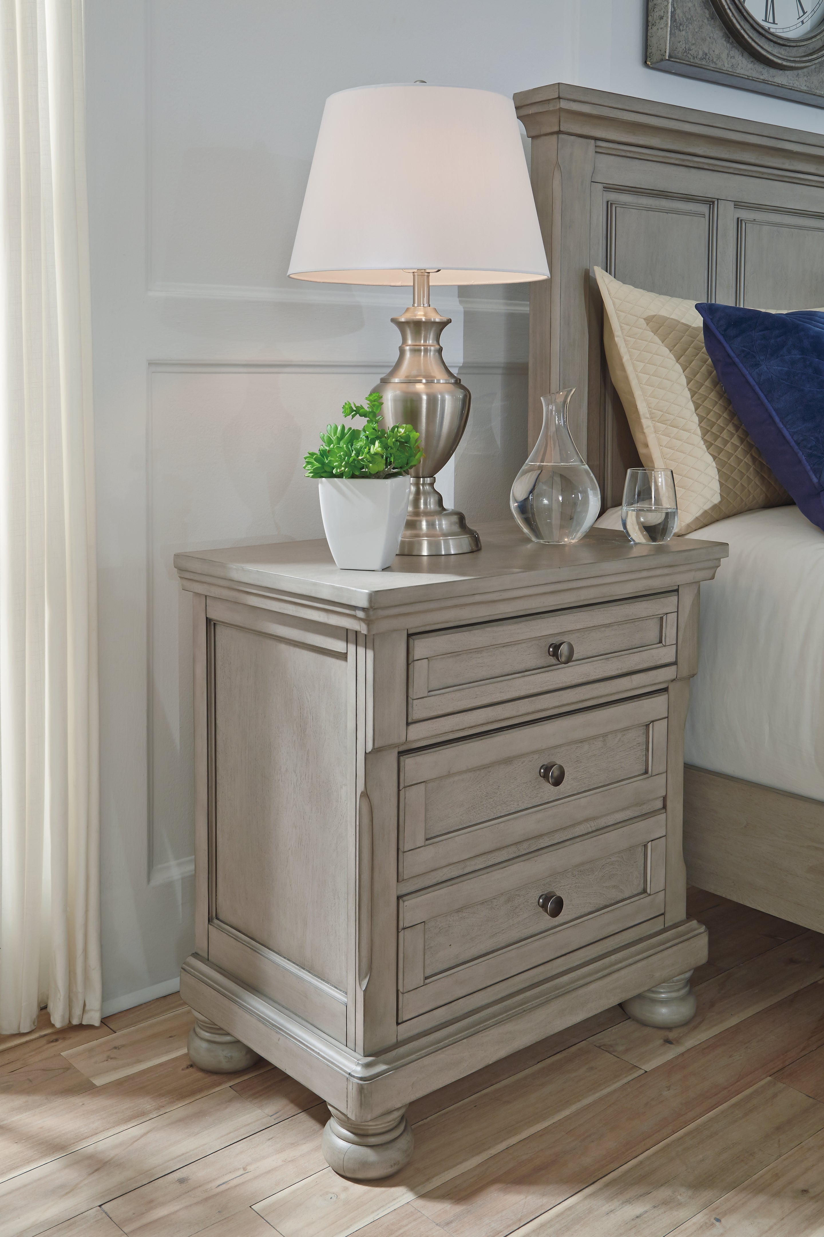 Lettner Queen Panel Storage Bedroom Set, Light Gray