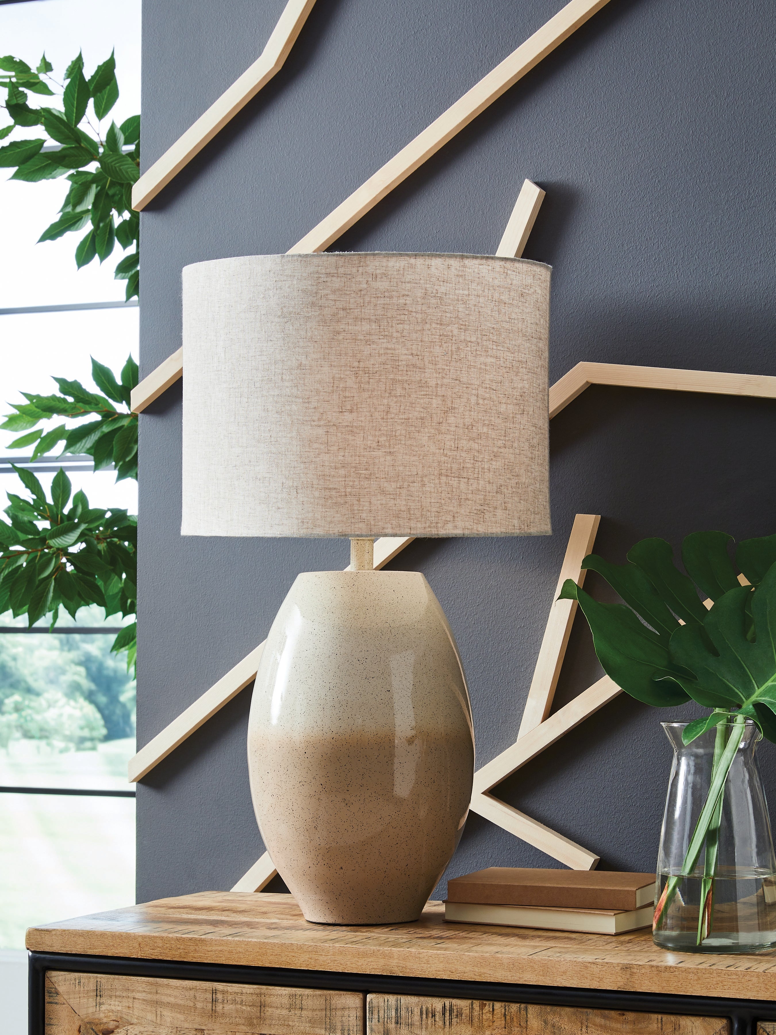 Linas Cream/Beige Metal Table Lamp (1/CN)