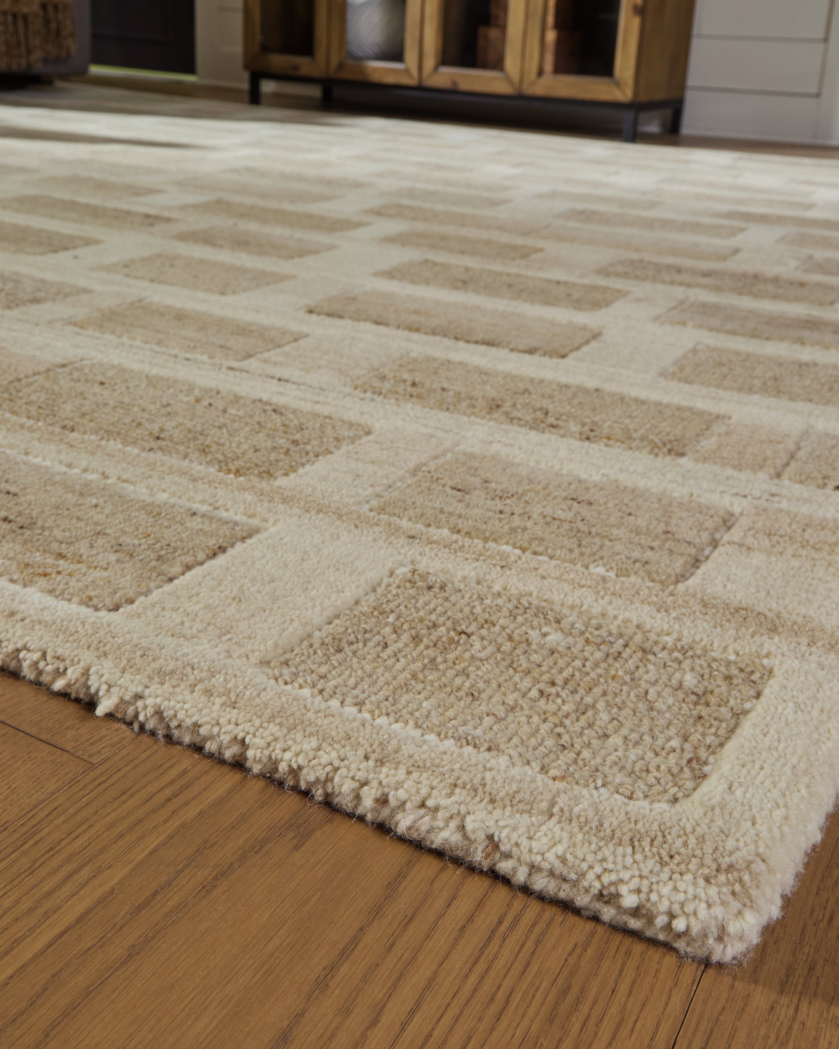 Lisgrove Tan/Brown/White Medium Rug