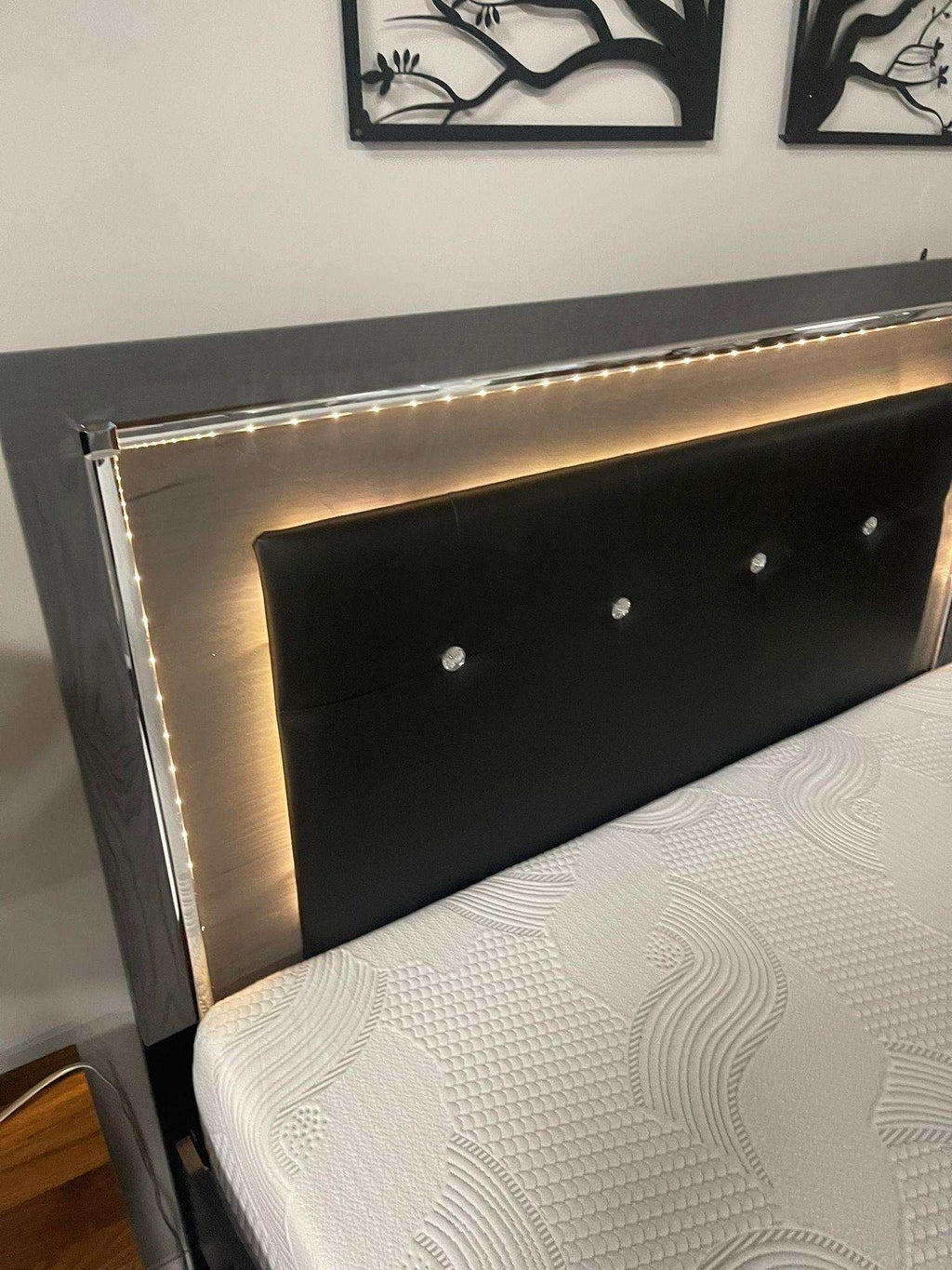 Lodanna Gray King Panel Bed w/ FB Storage & LED