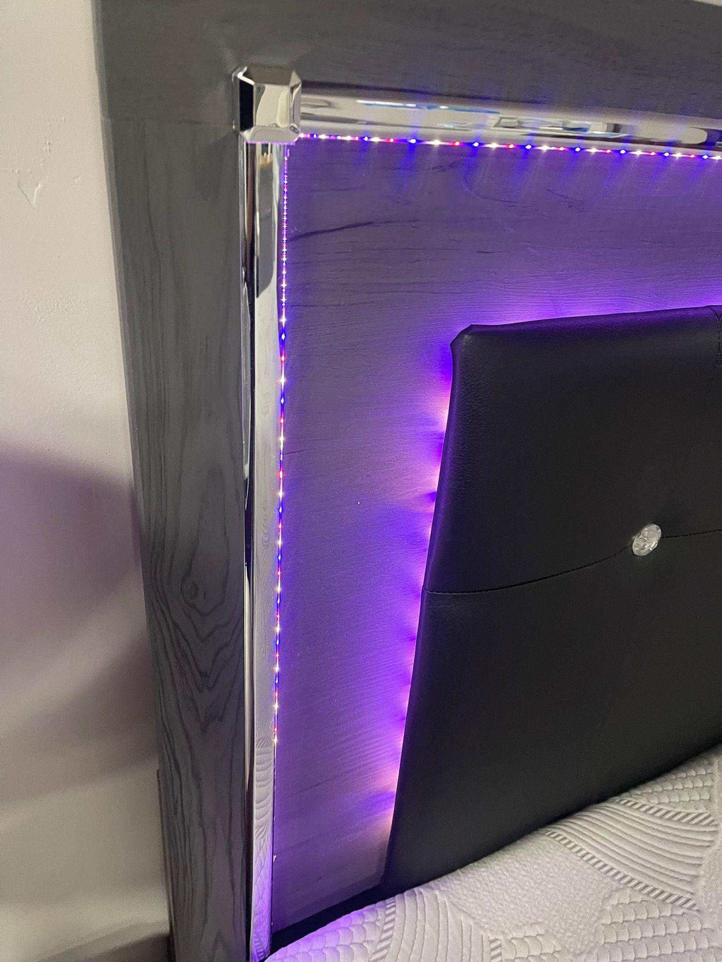Lodanna Gray King Panel Bed w/ FB Storage & LED