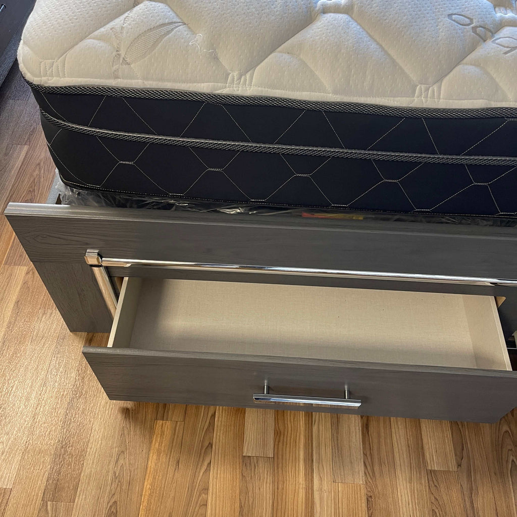 Lodanna Gray King Panel Bed w/ FB Storage & LED