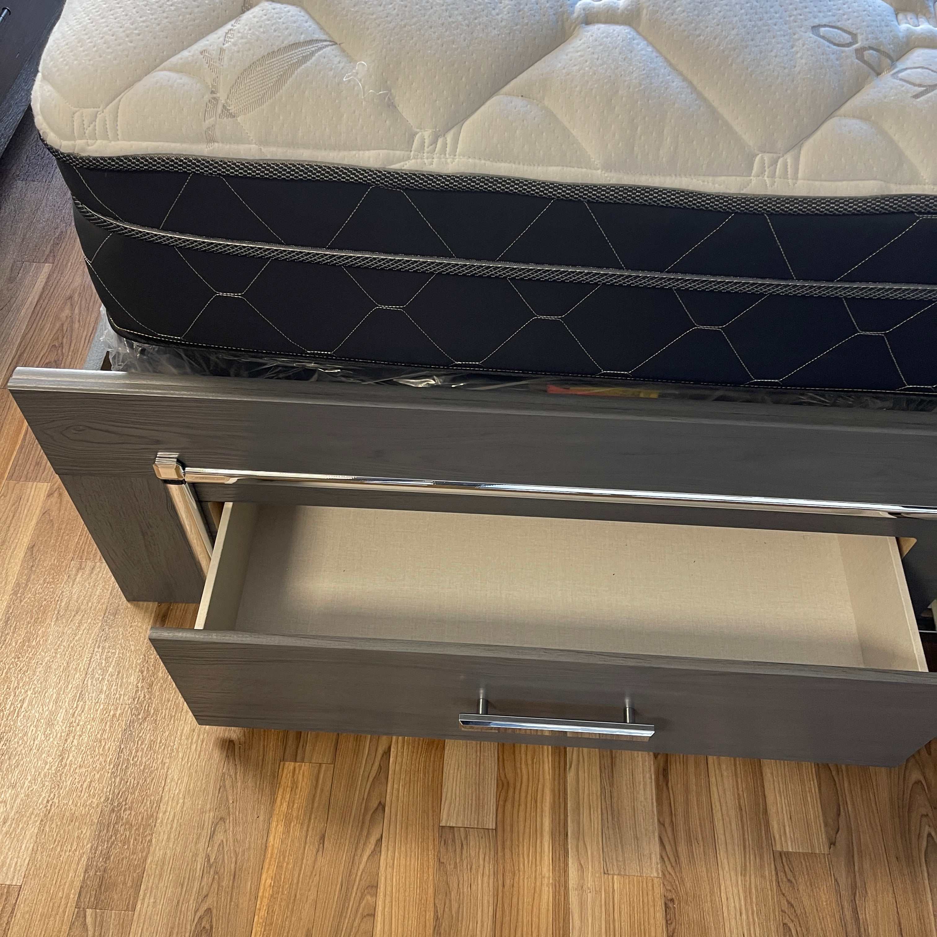 Lodanna Gray King Panel Bed w/ FB Storage & LED