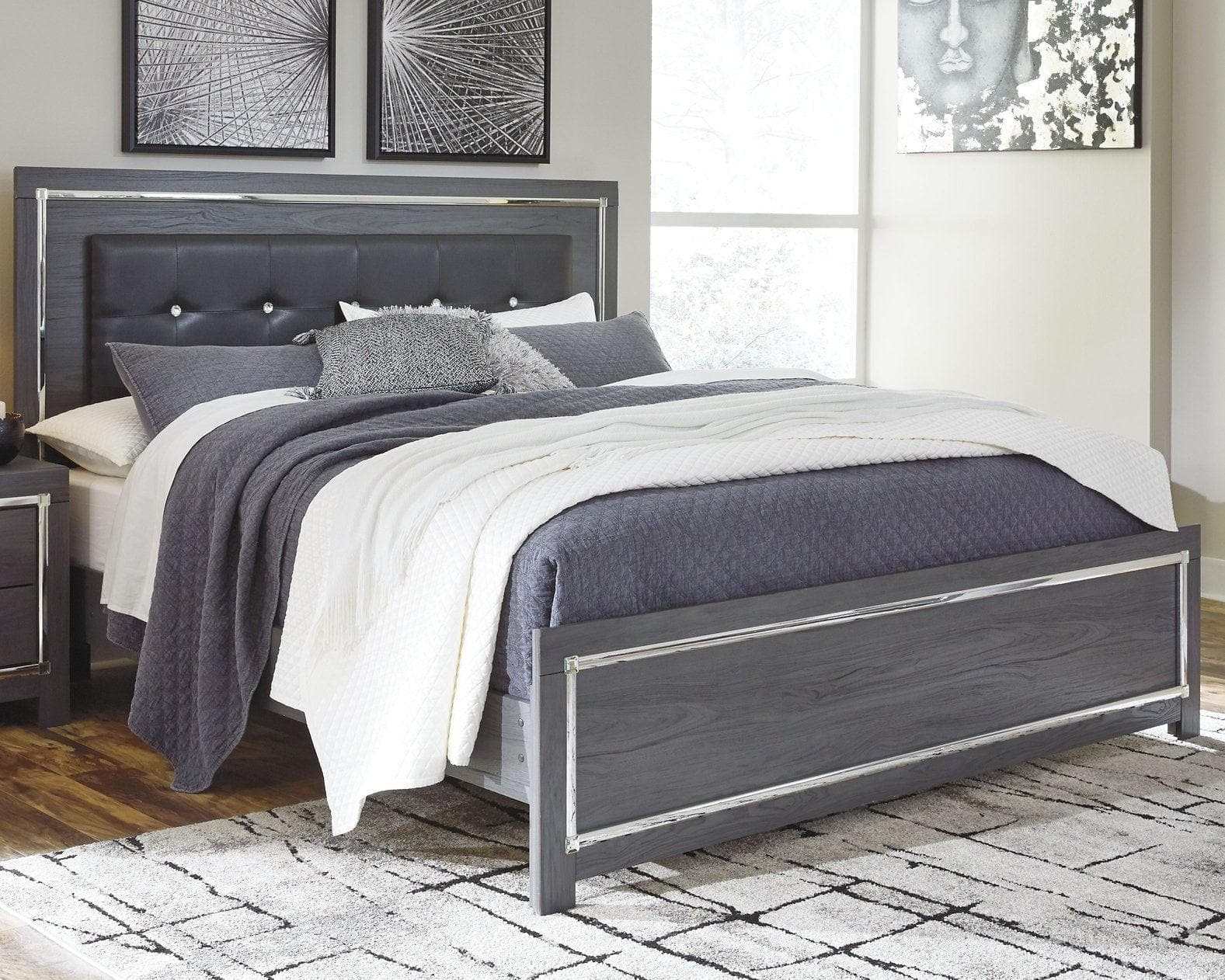 Lodanna Gray King Panel Bed w/ LED
