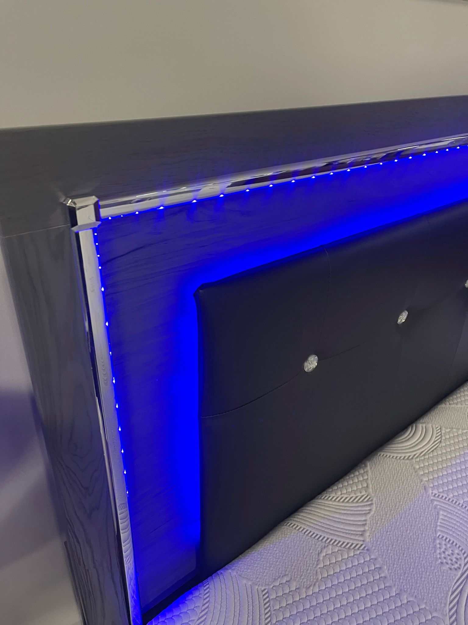 Lodanna Gray King Panel Bed w/ LED