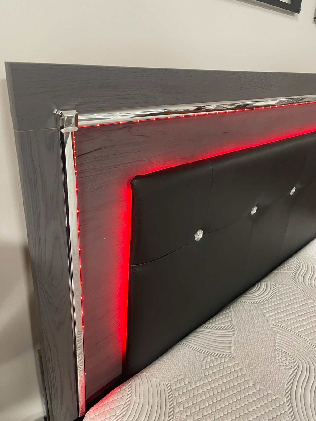 Lodanna Gray King Panel Bed w/ LED