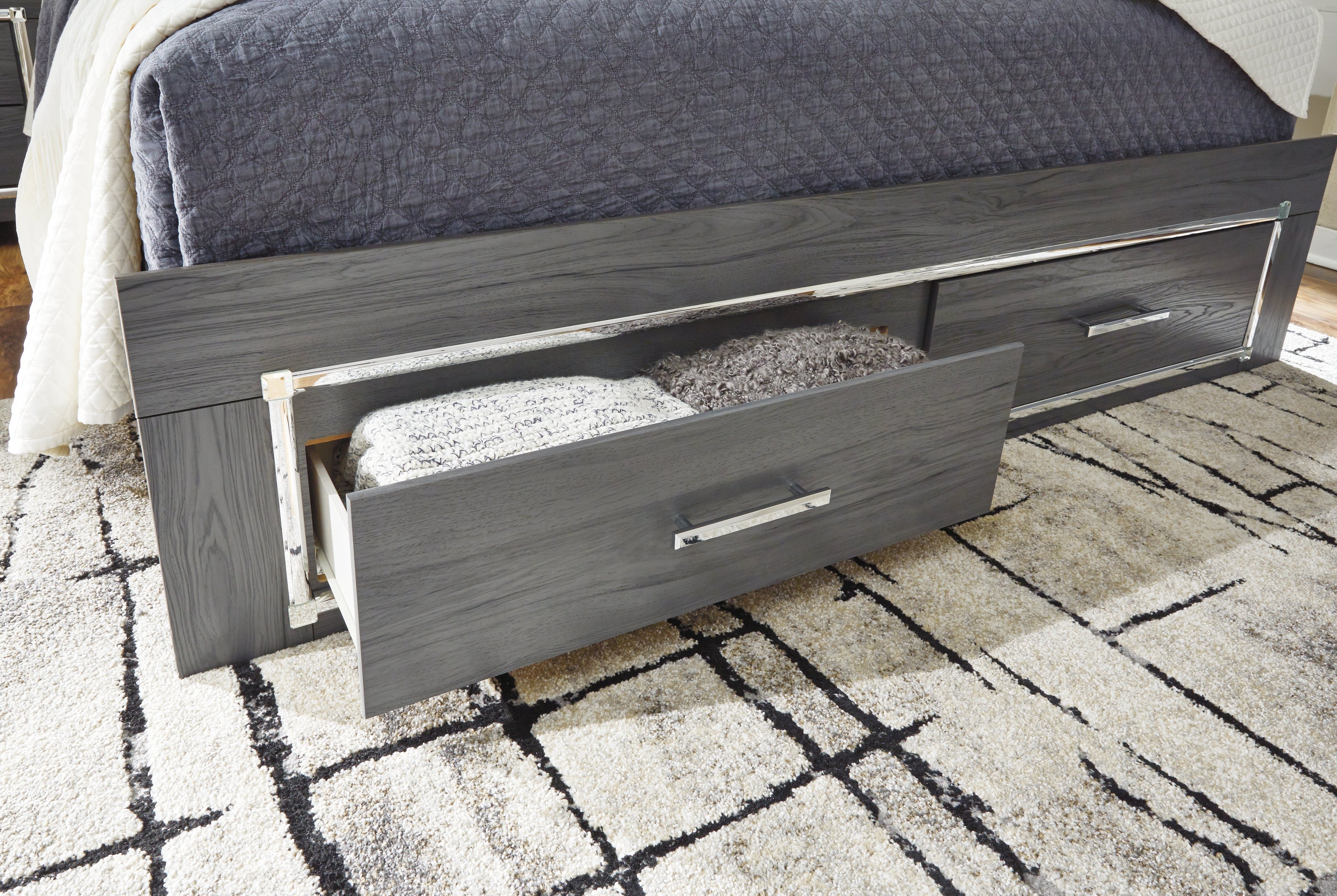 Lodanna King Storage Bedroom Set, Gray