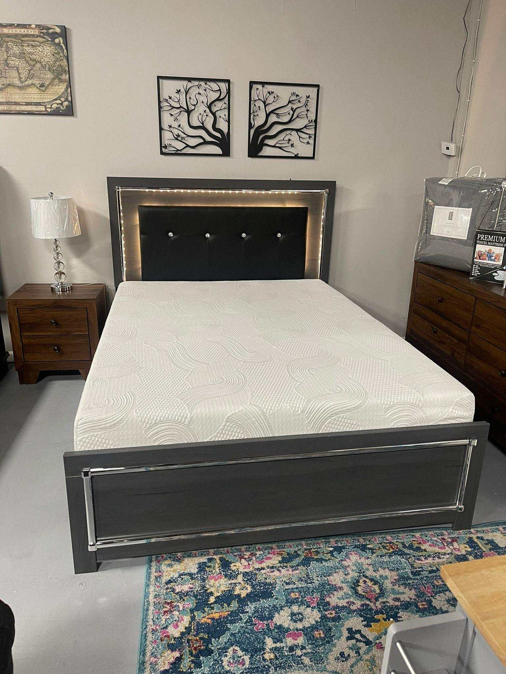 Lodanna Gray Queen Panel Bed w/ LED