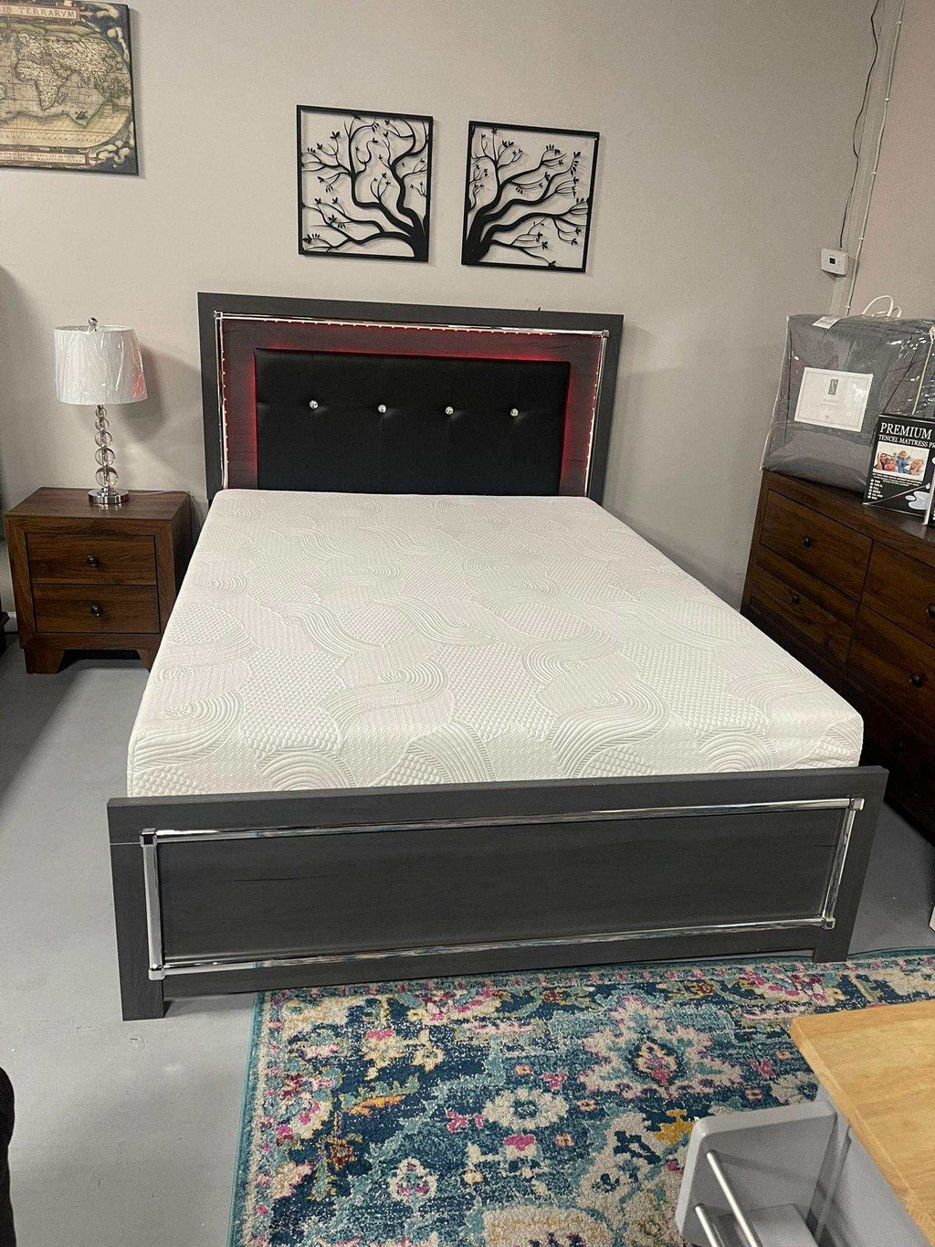 Lodanna Gray Queen Panel Bed w/ LED
