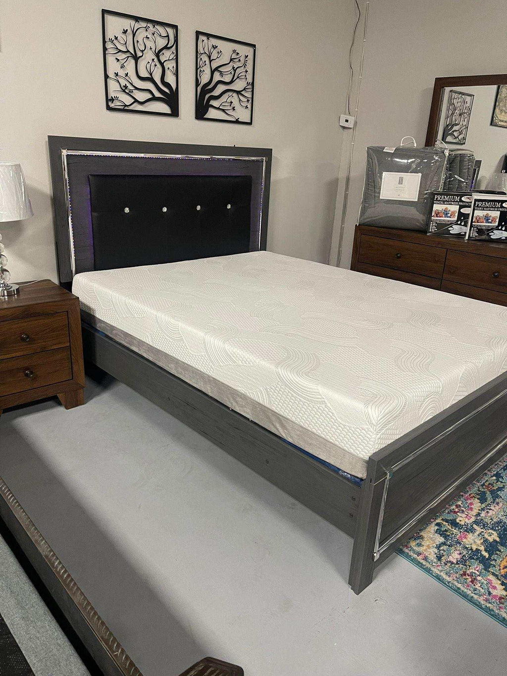 Lodanna Gray Queen Panel Bed w/ LED