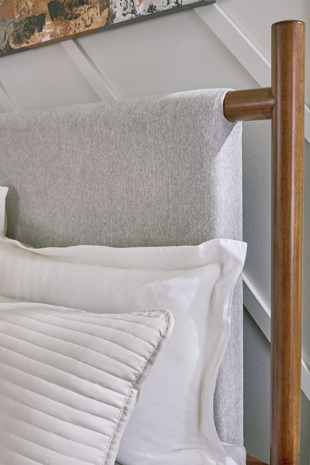 Lyncott Brown King Upholstered Bed