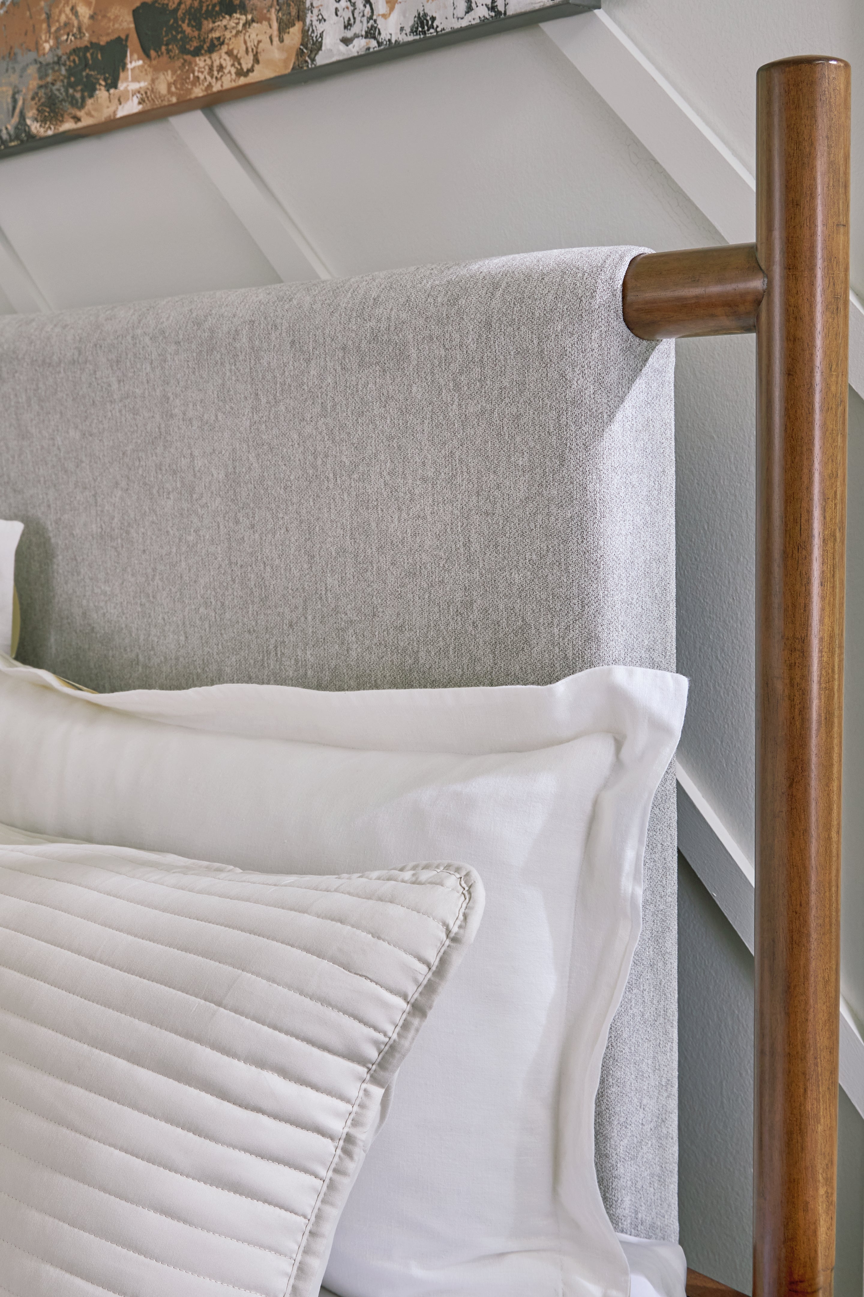 Lyncott Brown King Upholstered Bed