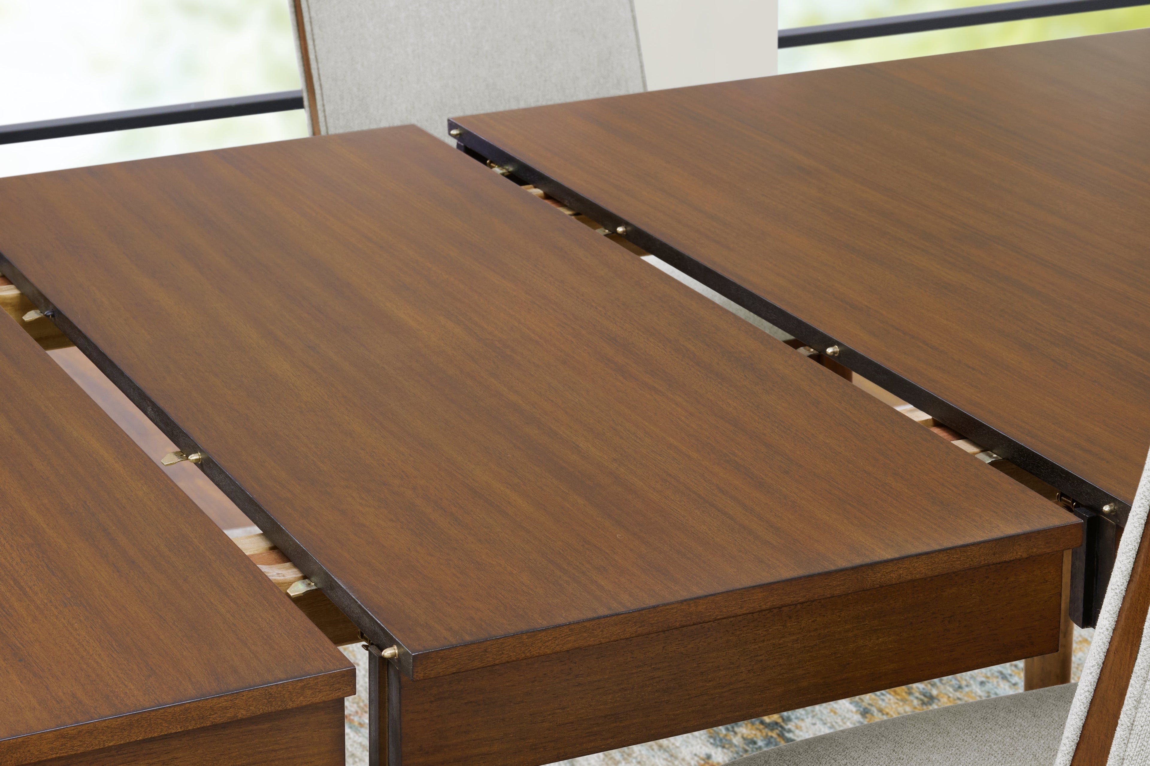Lyncott Gray/Brown Extension Dining Table w/ 4 Chairs