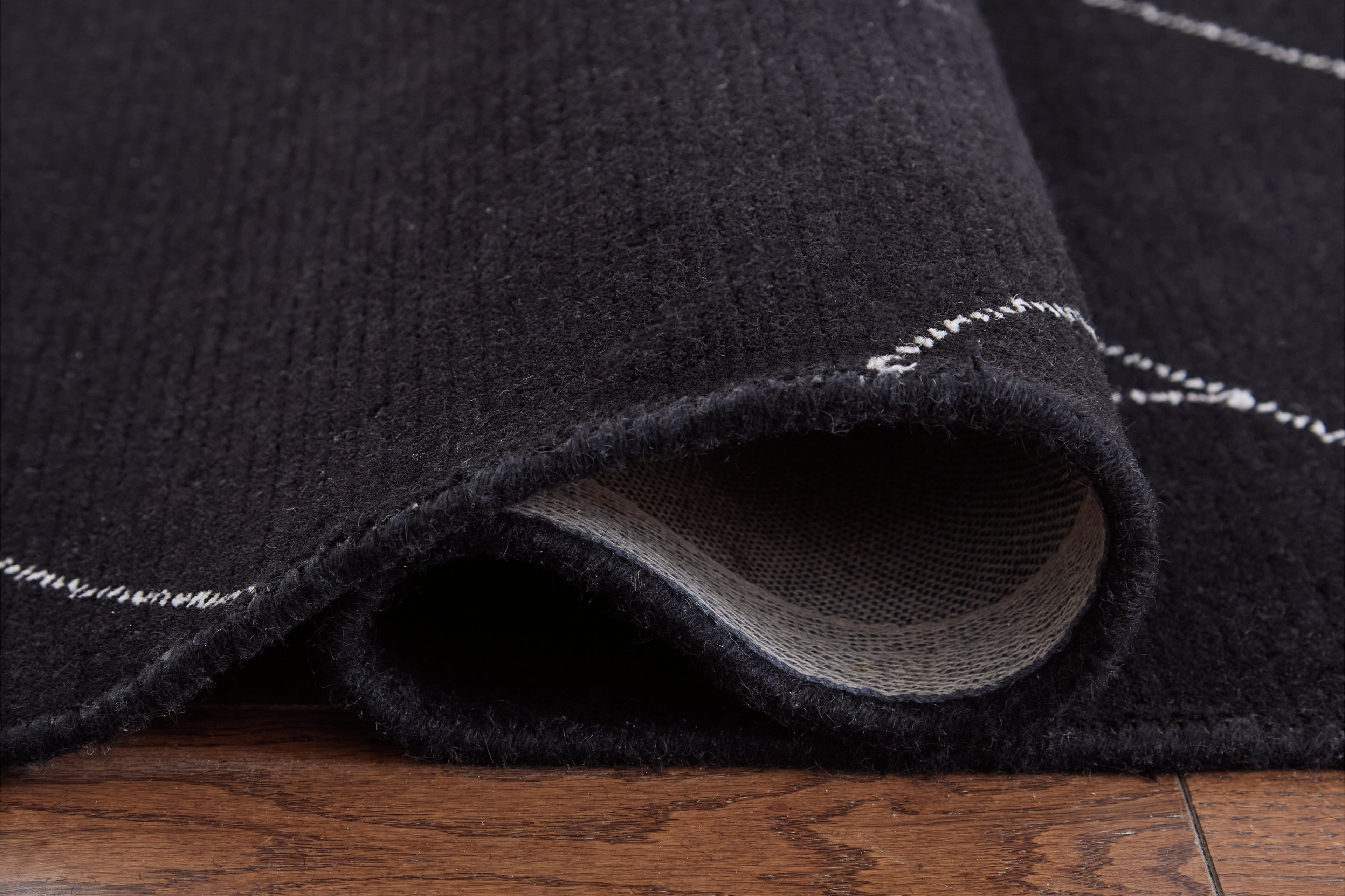 Marav Black/White Large Rug