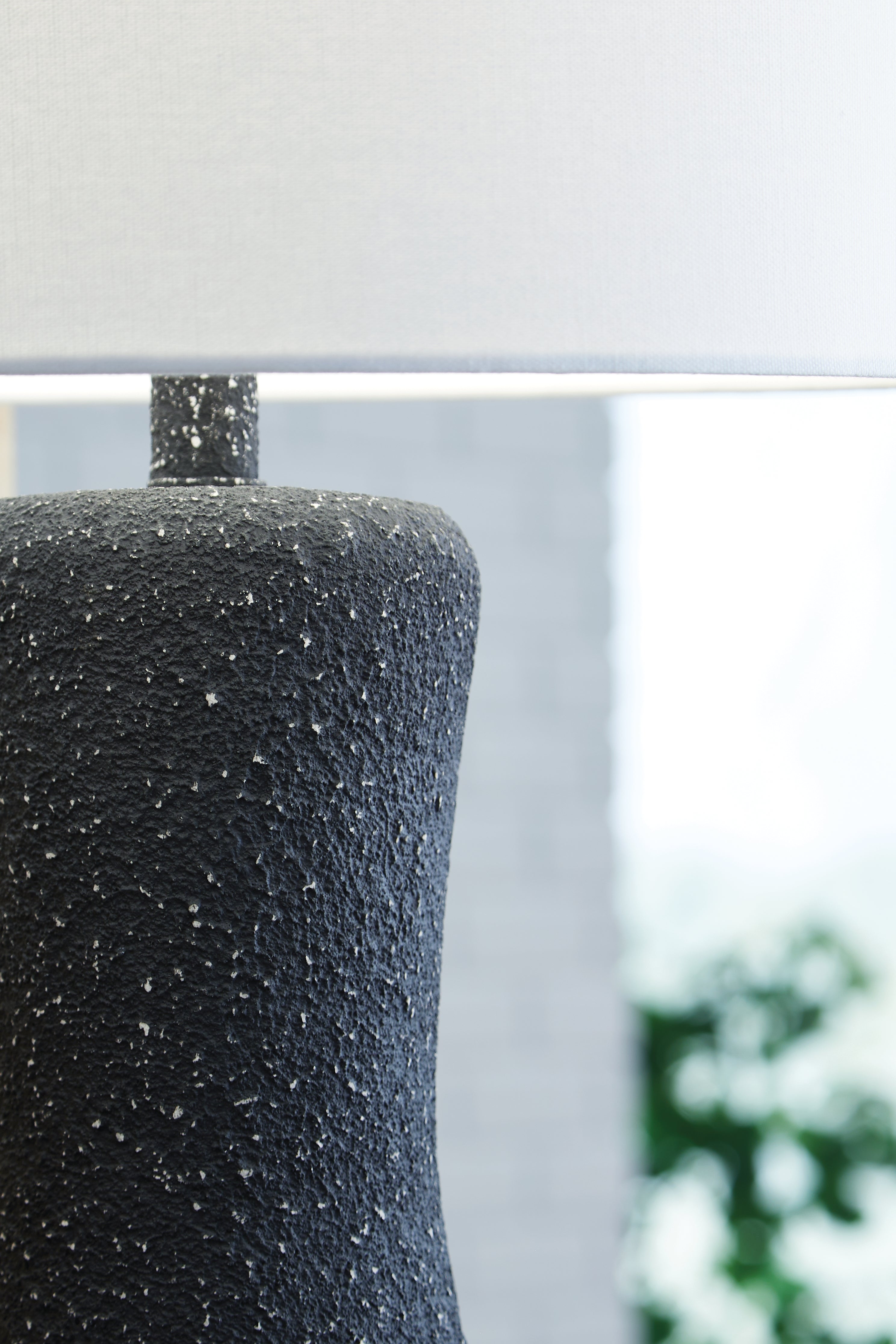 Maykins Black Metal Table Lamp (1/CN)