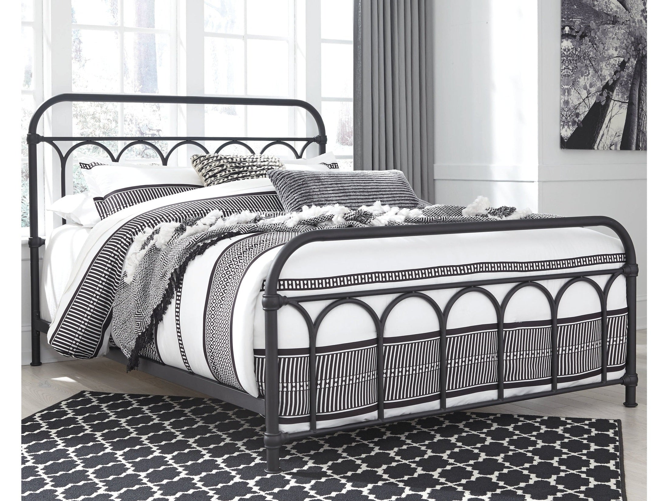Nashburg Queen Metal Bed