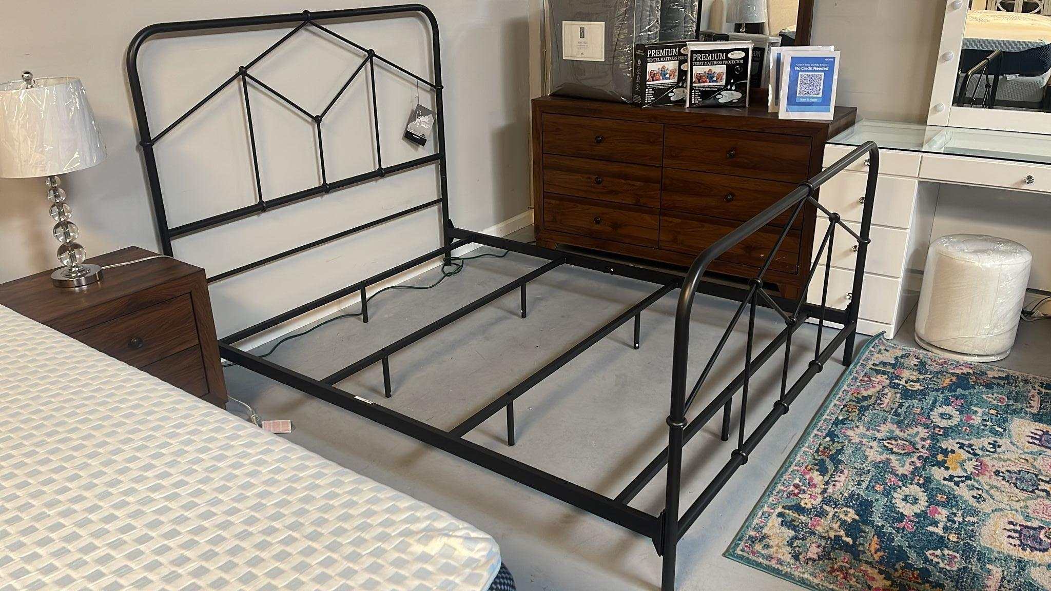 Nashburg Queen Metal Bed