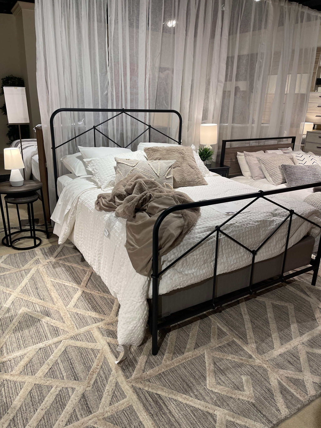 Nashburg Queen Metal Bed