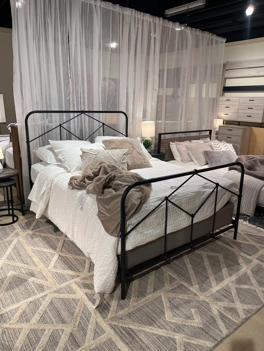 Nashburg Queen Metal Bed