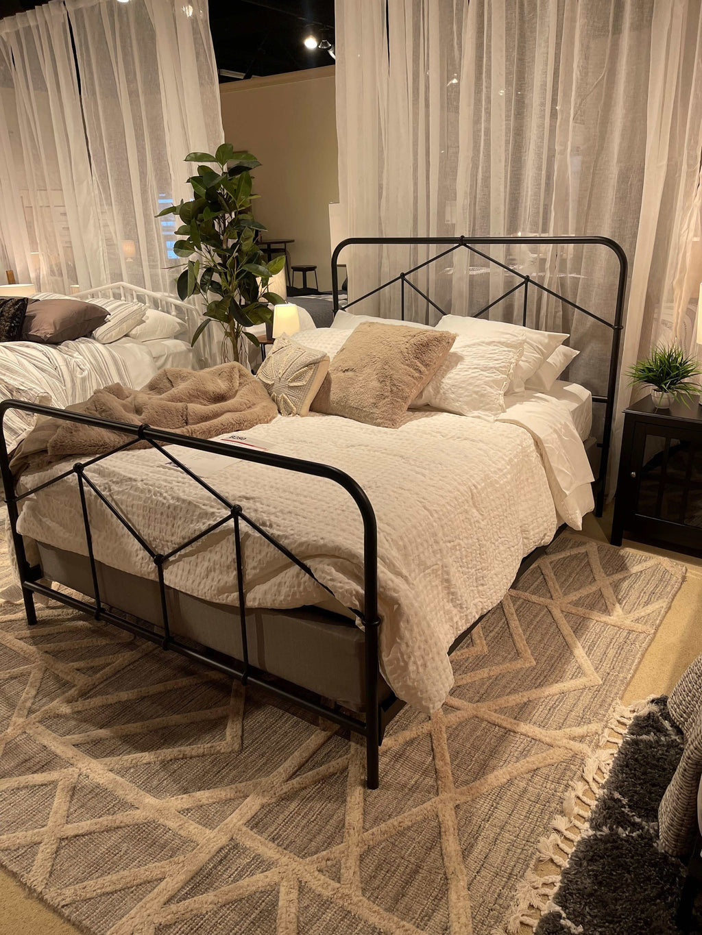 Nashburg Queen Metal Bed