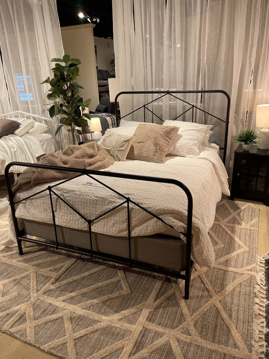 Nashburg Queen Metal Bed
