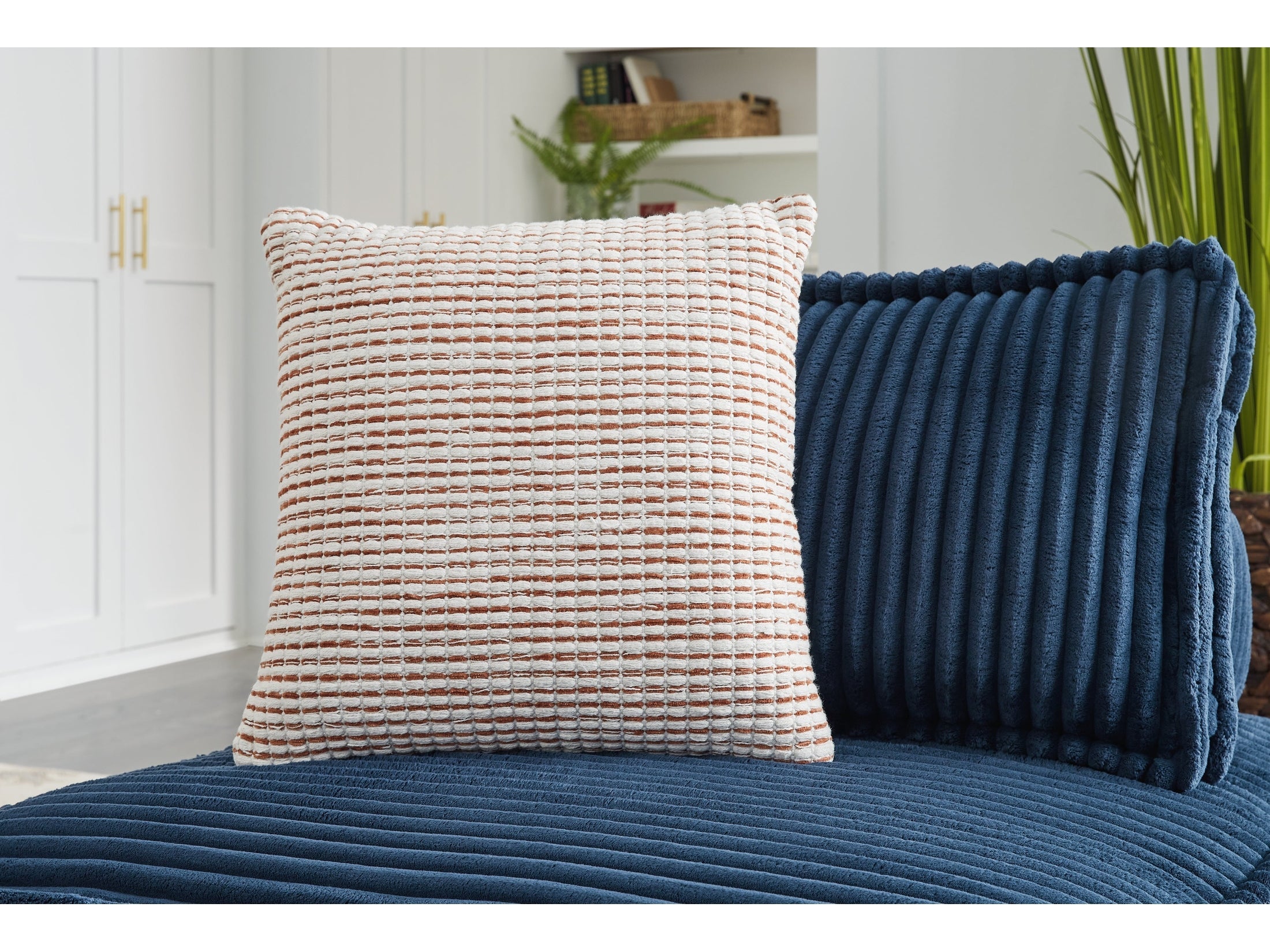 Nashlin White/Rust Pillow (Set of 4)