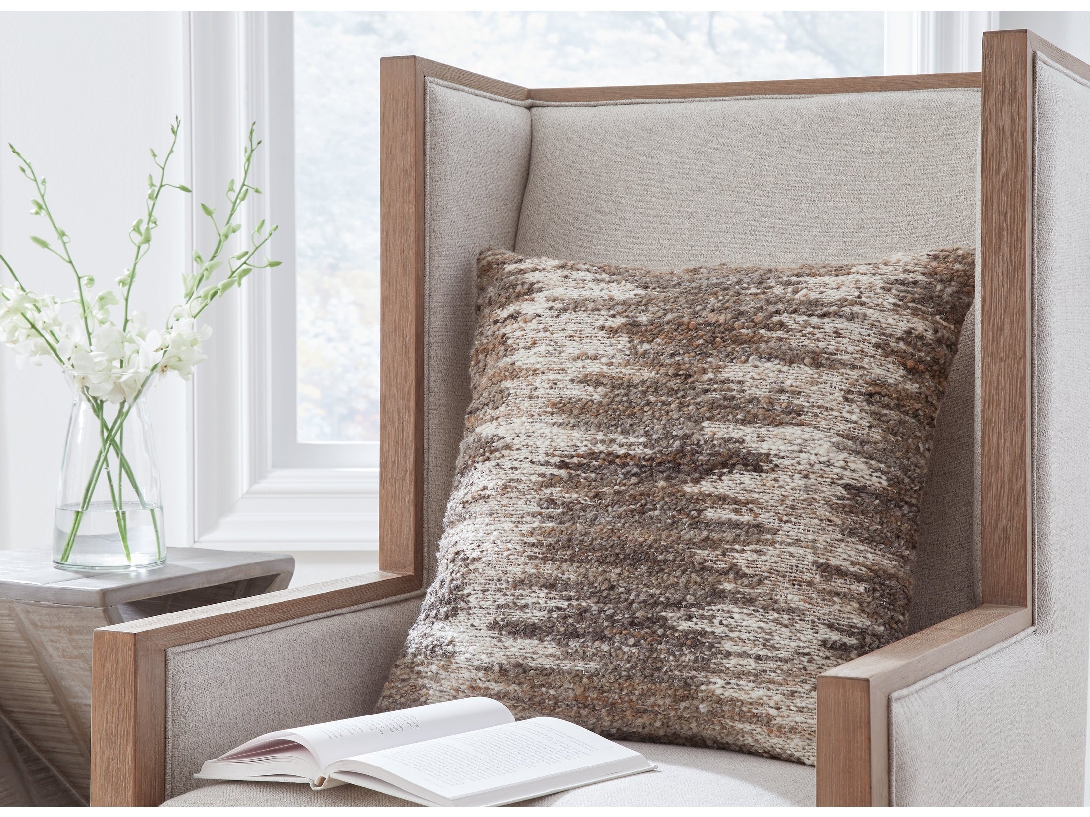 Nealton Brown/White Pillow (Set of 4)