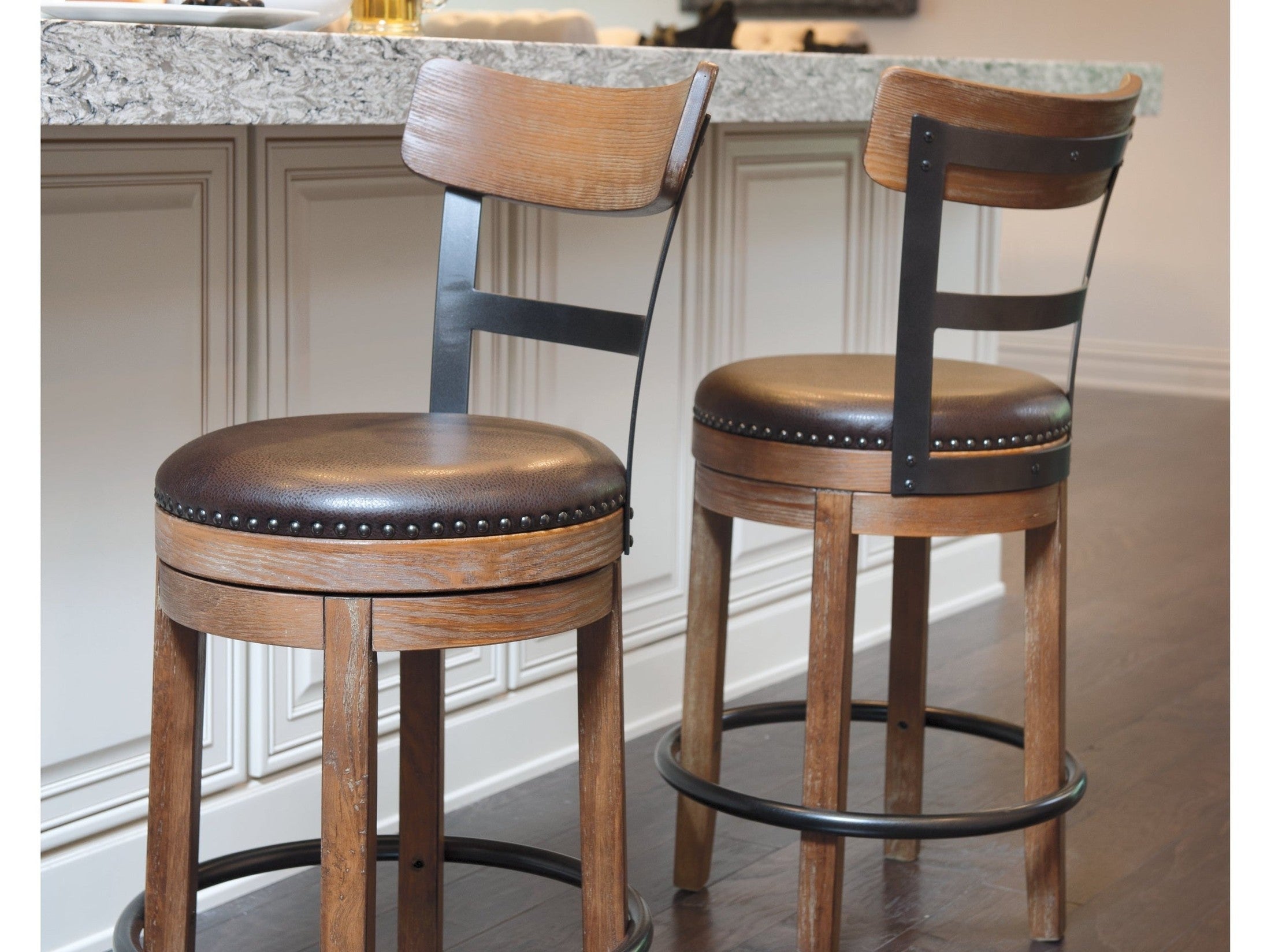 Pinnadel Grayish Brown Counter Height Bar Stool (Set of 2)