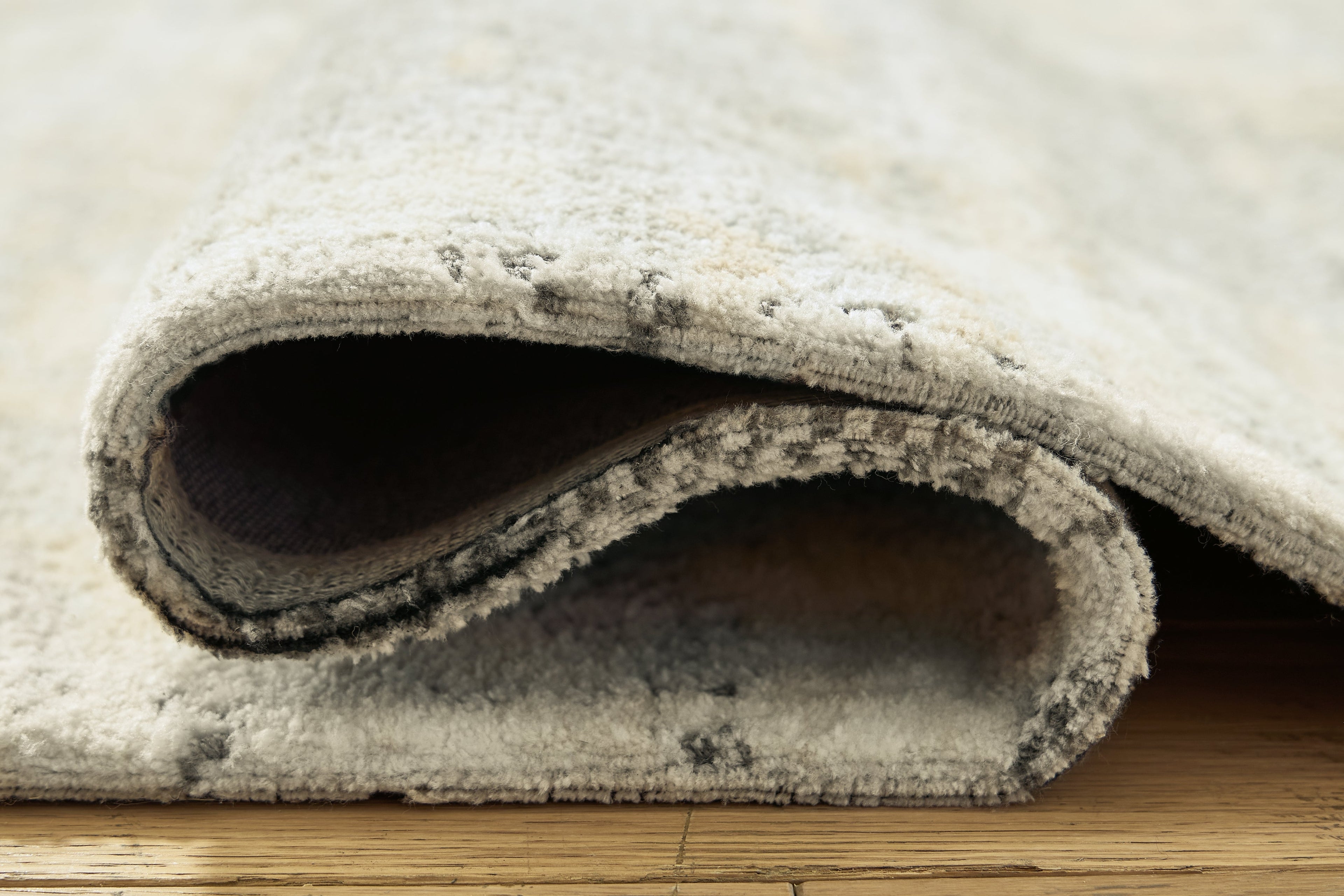Raif Gray/White/Cream Large Rug