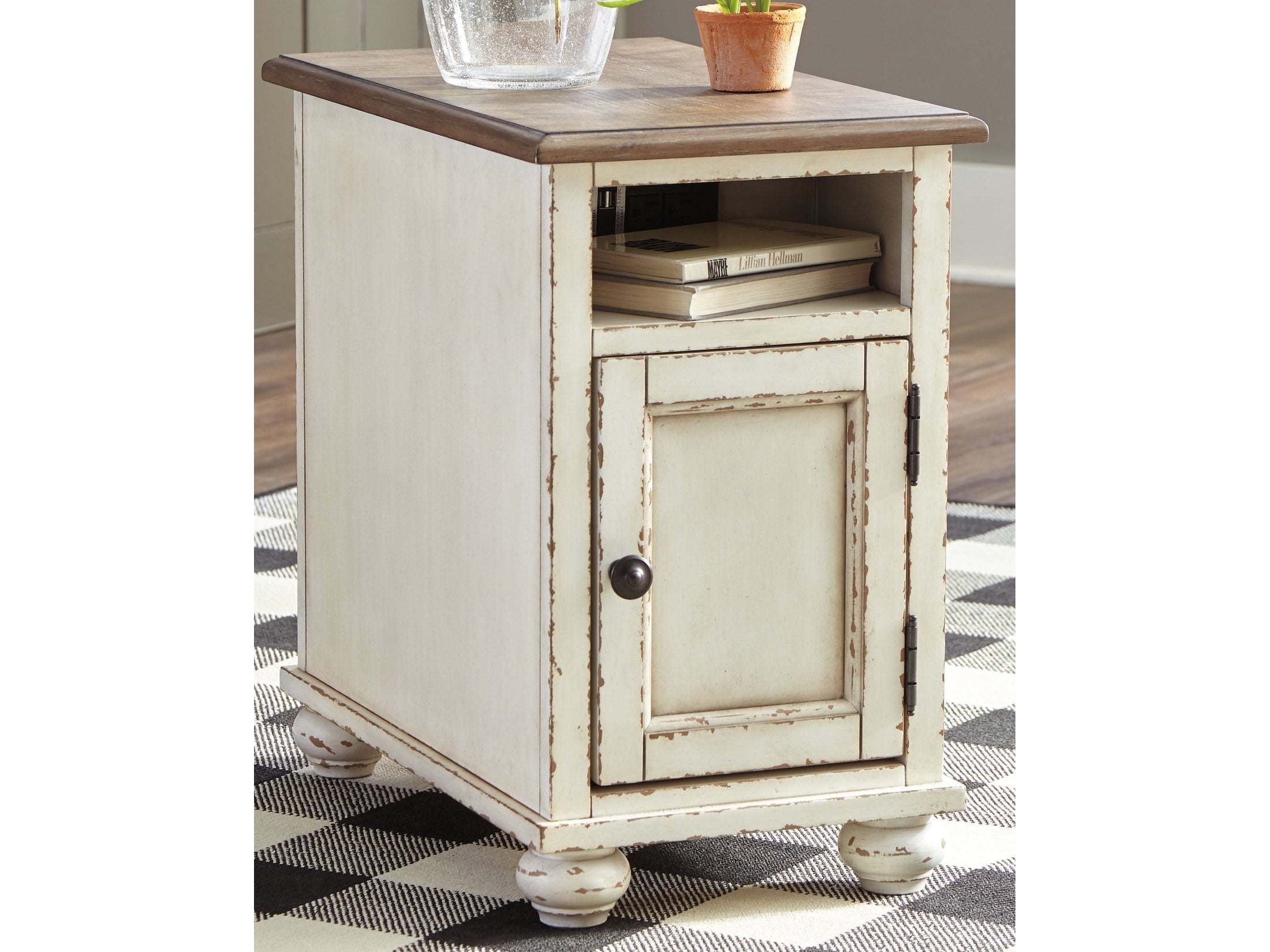Realyn Chairside End Table