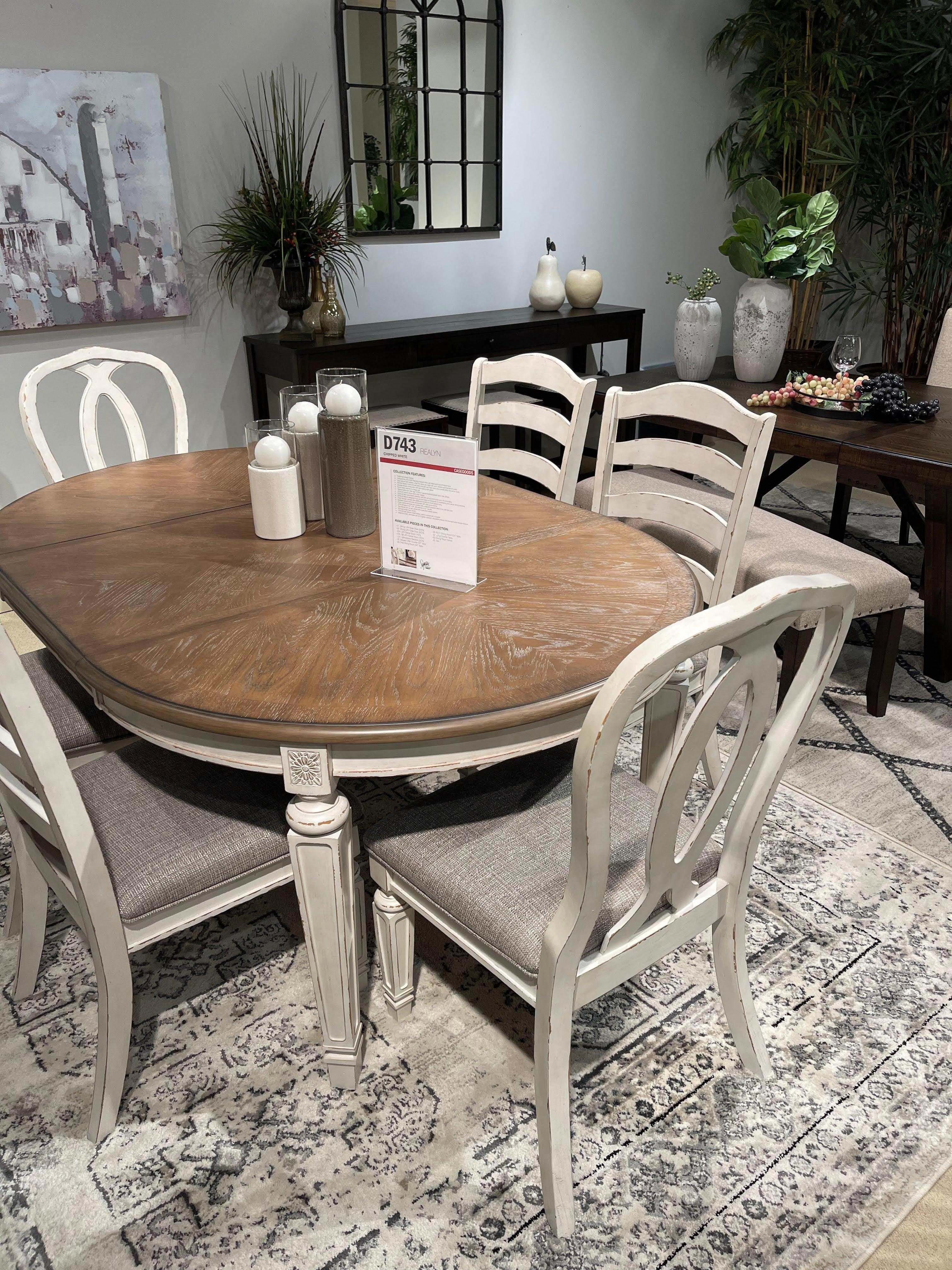 Realyn Chipped White Oval Dining Room Set / 5pc (Oval back)