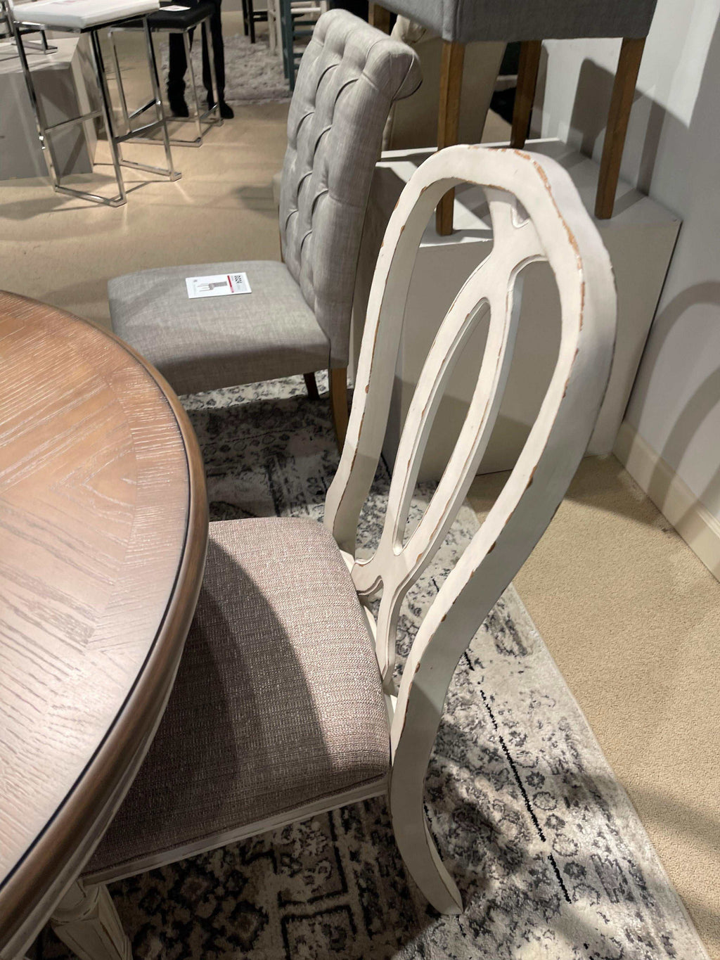 Realyn Chipped White Oval Dining Room Set / 5pc (Oval back)