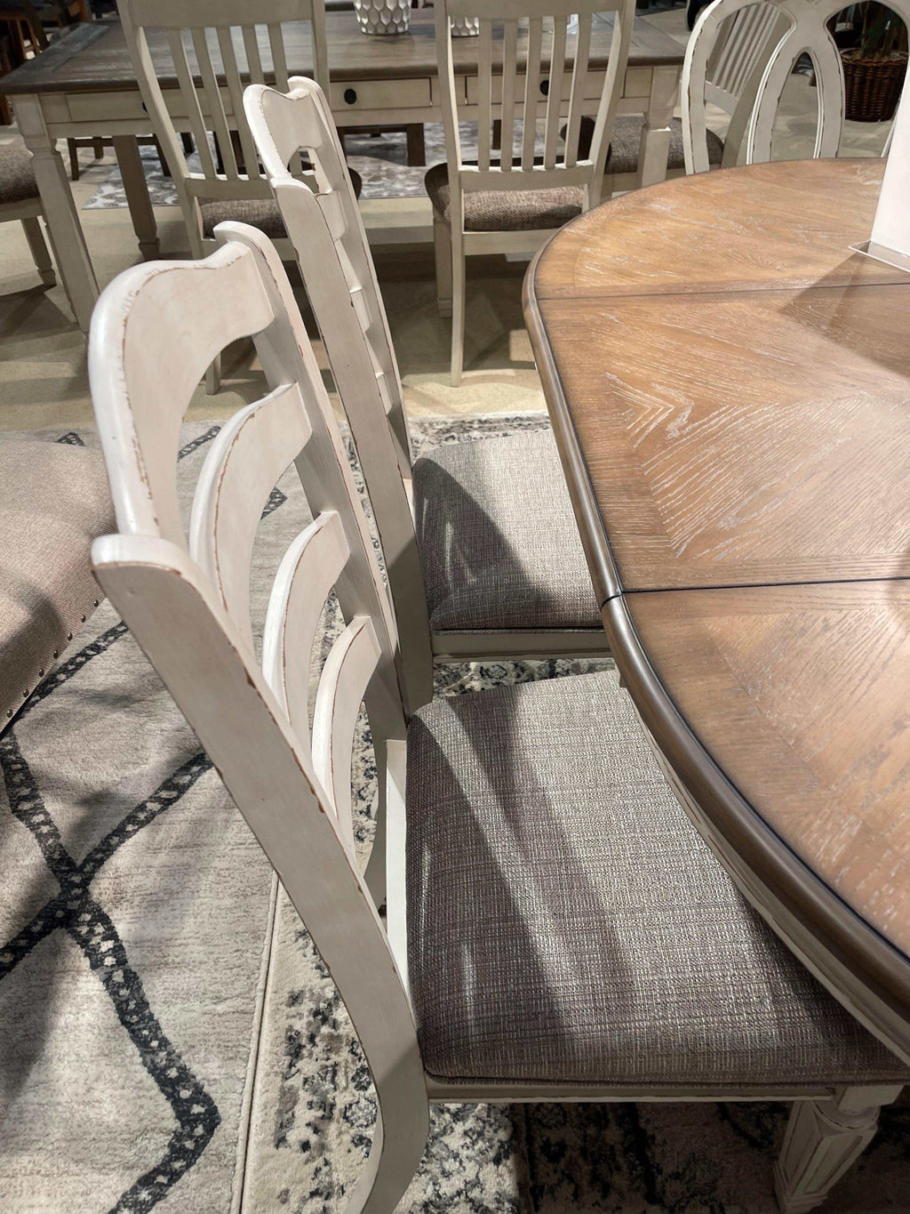 Realyn Chipped Oval Dining Room Set / 7 Pc, White