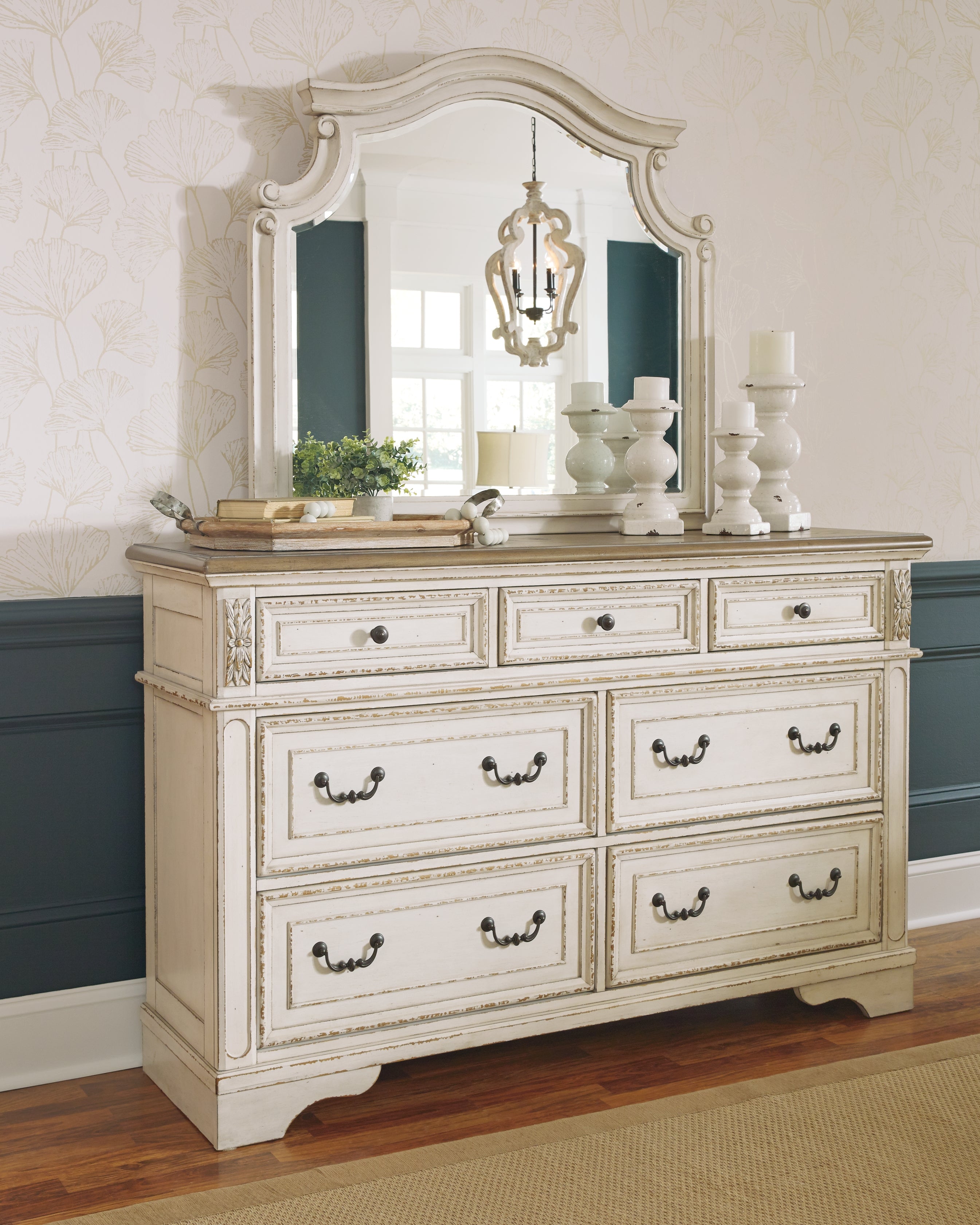 Realyn Chipped Queen Bedroom Set, White