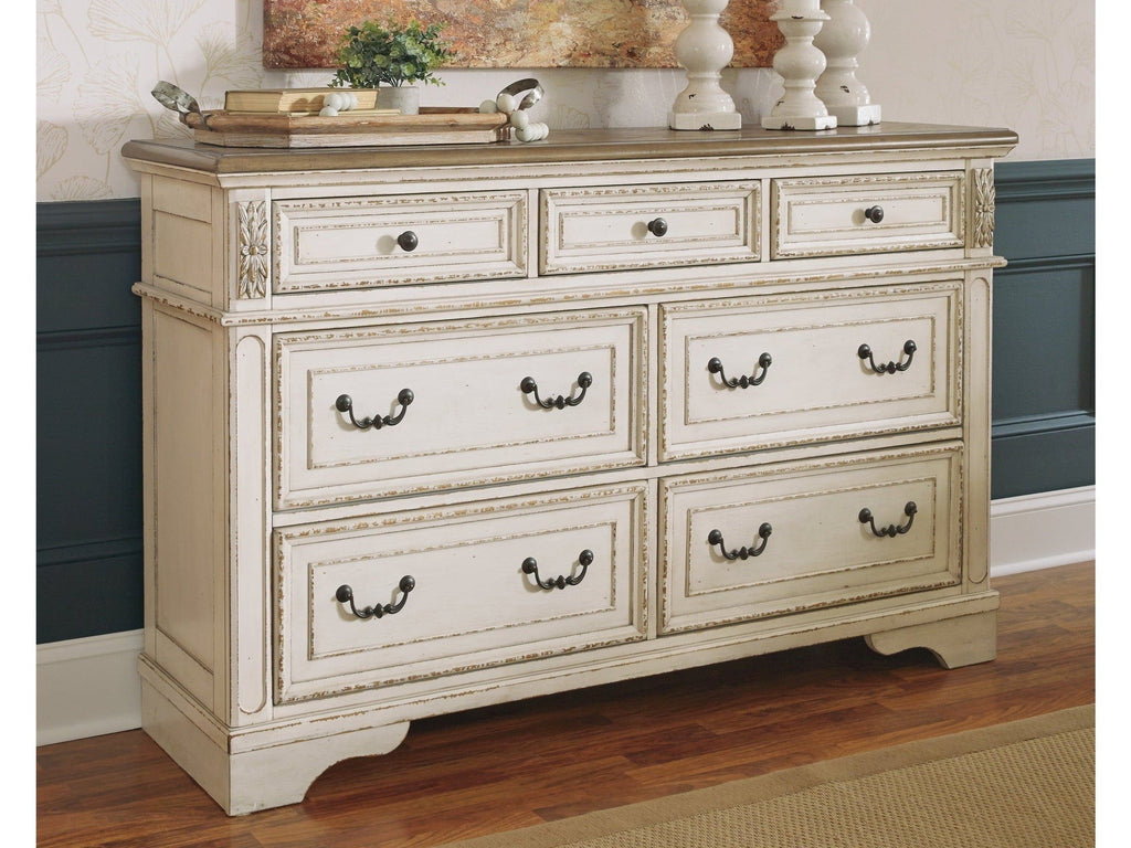 Realyn Dresser w/ 7 Drawer