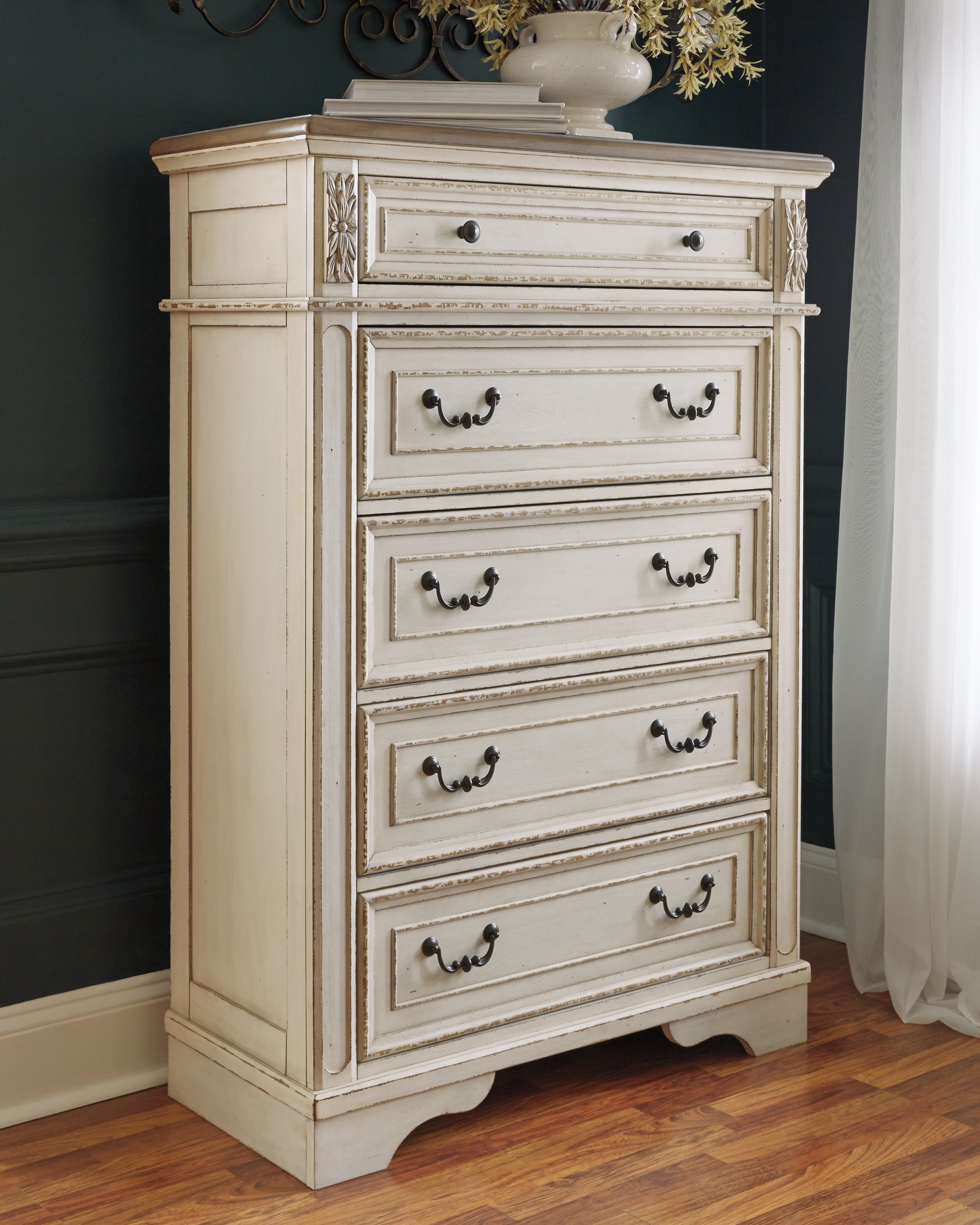 Realyn Two-tone Full Panel Bedroom Set with Chest