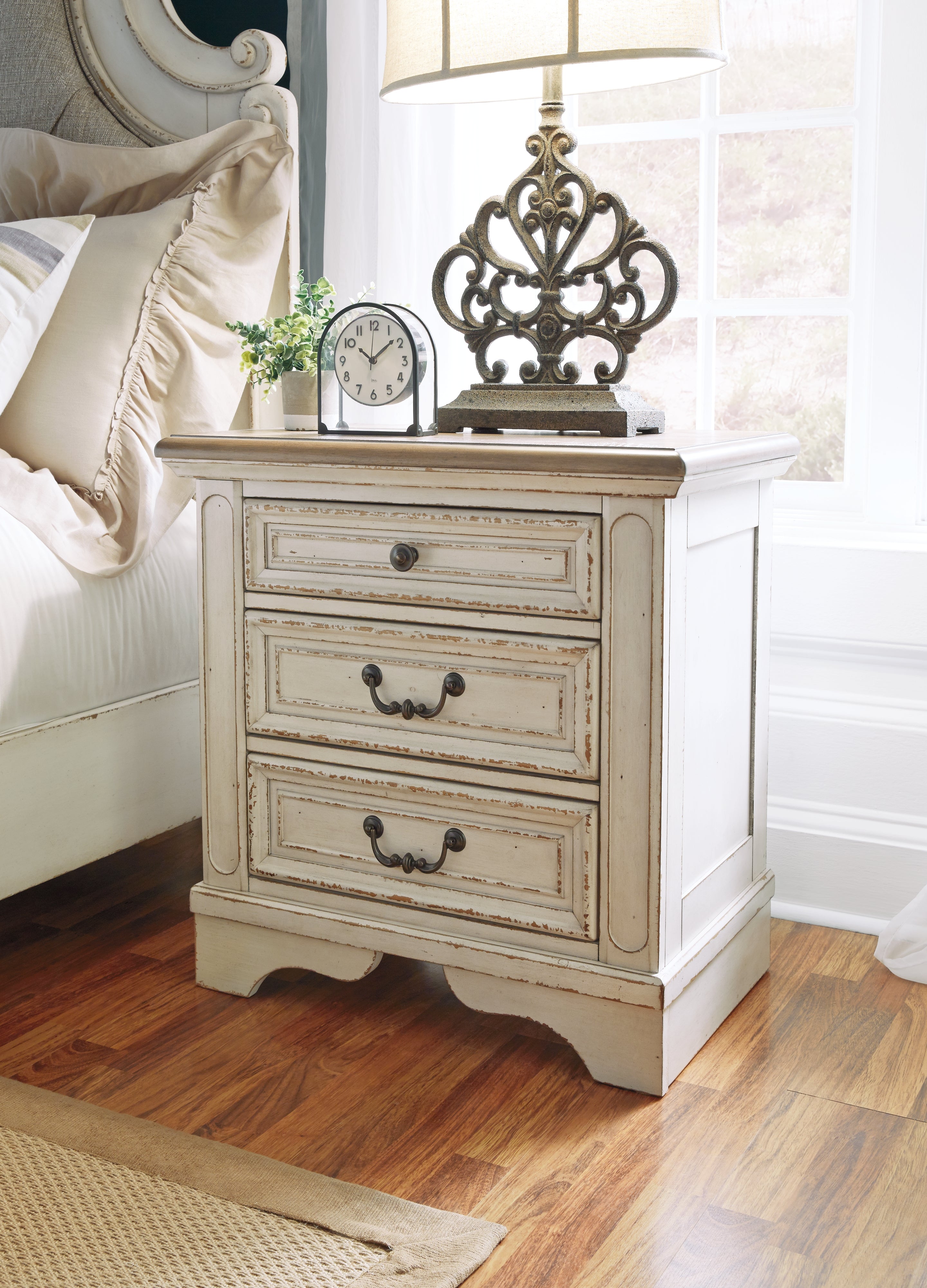 Realyn Full Panel Bedroom Set, Two-Tone