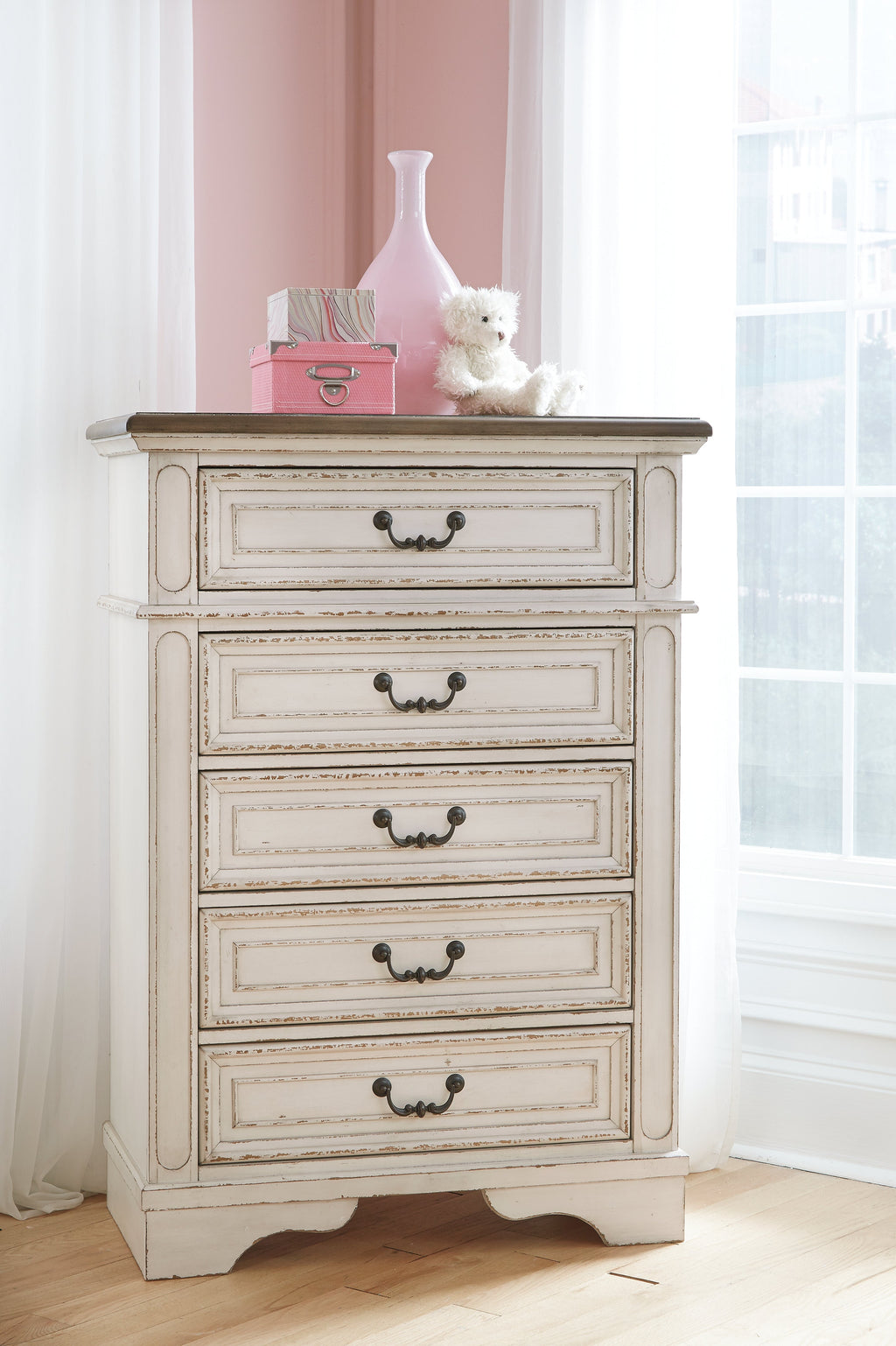 Realyn King Panel Bed, Dresser, Chest and 2 Nightstands, Two-Tone
