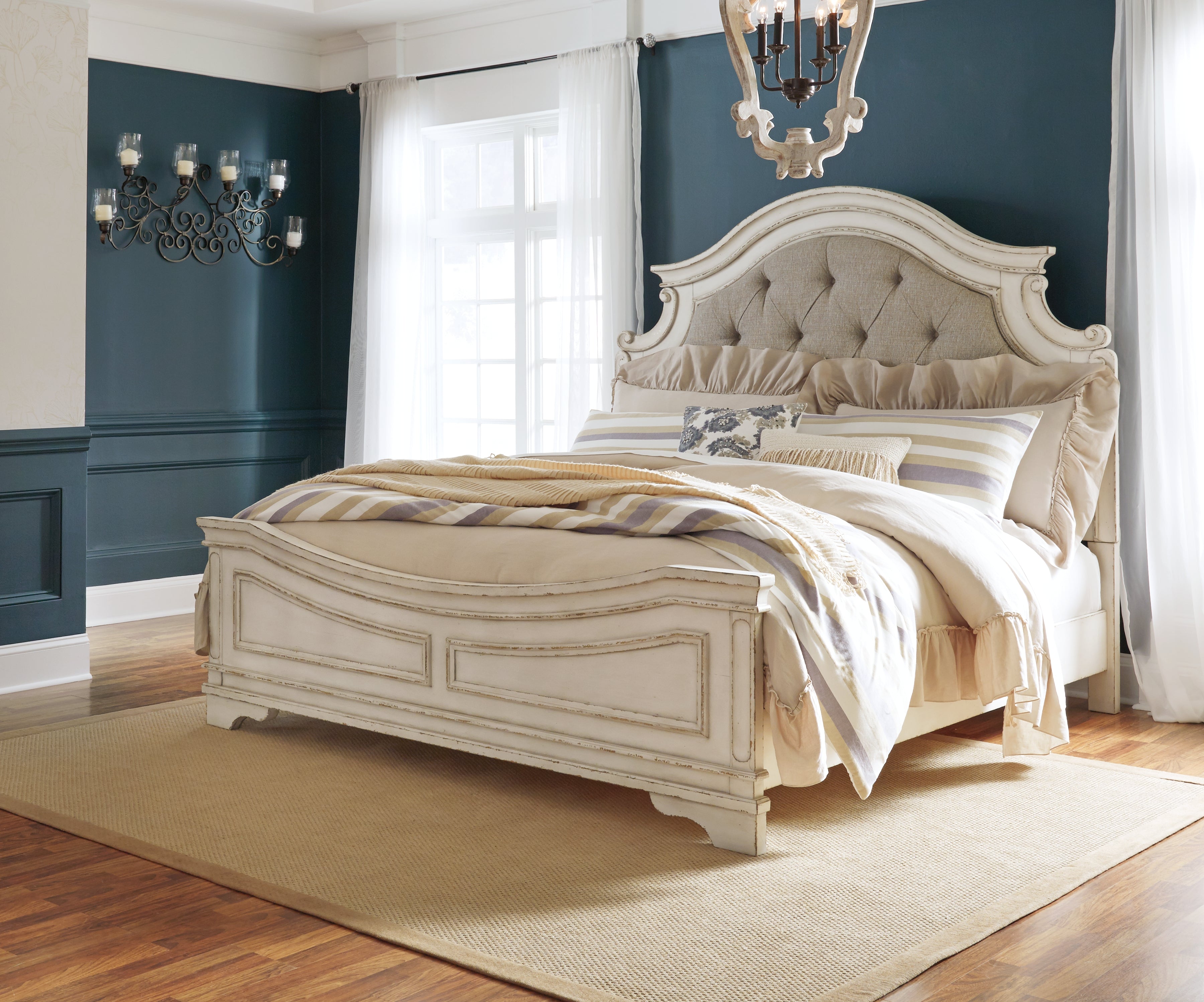 Realyn King Panel Bed, Dresser, Chest and 2 Nightstands, Two-Tone