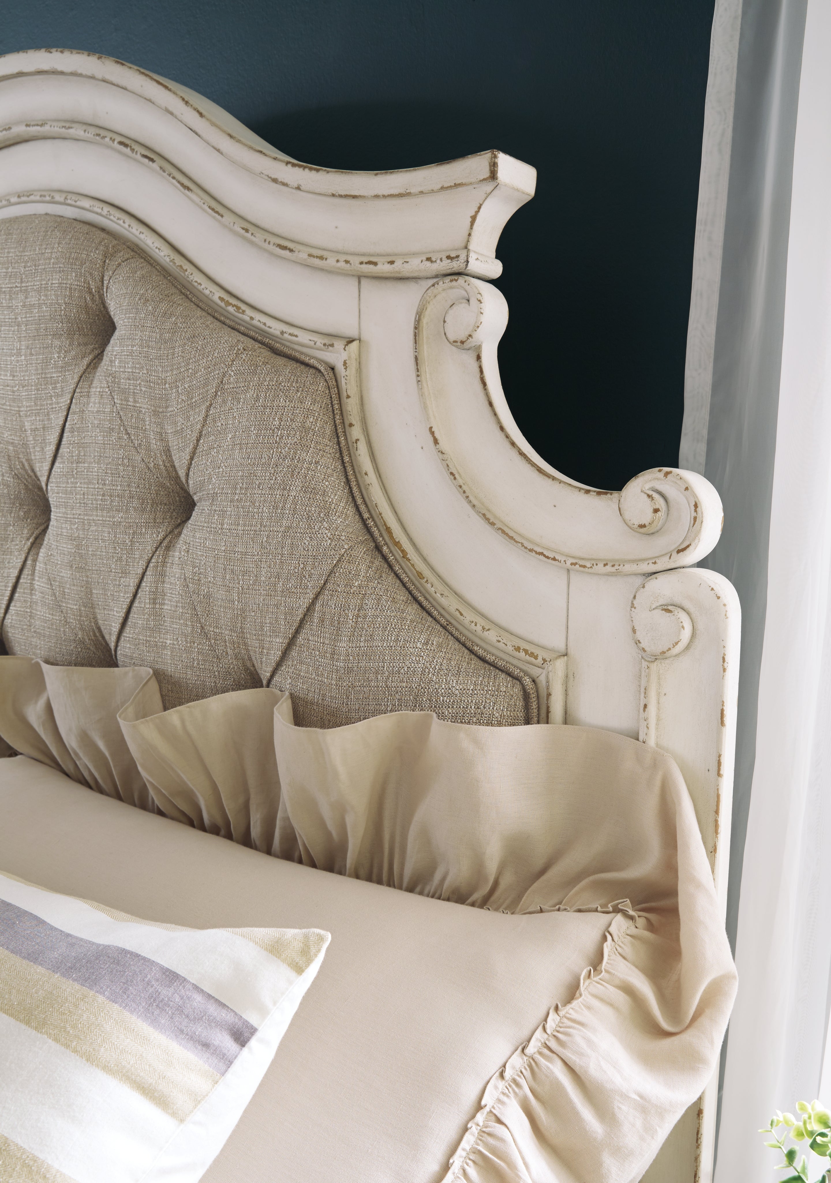 Realyn King Panel Bedroom Set, Two-Tone