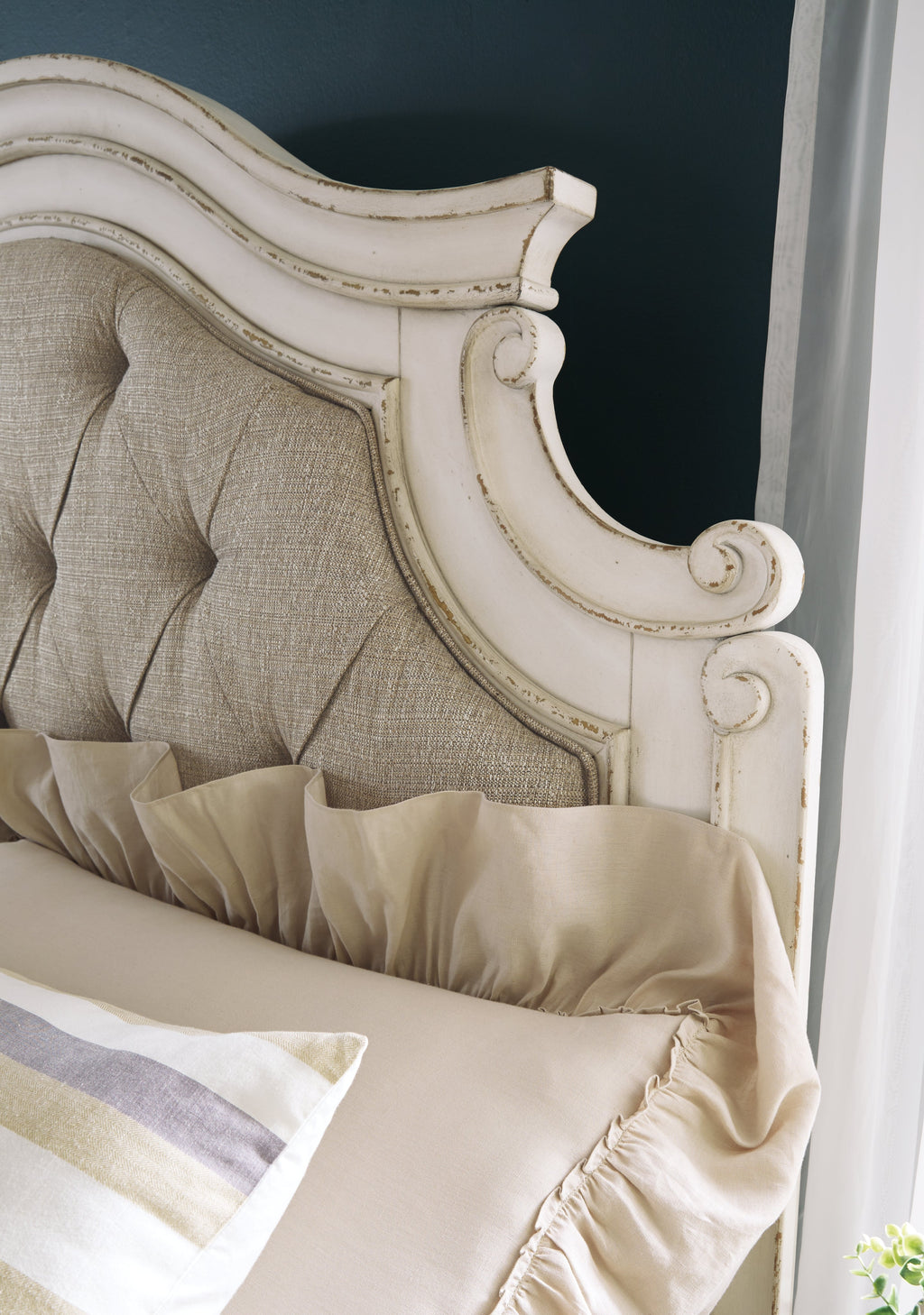 Realyn King Upholstered Panel Bedroom Set, Two-Tone