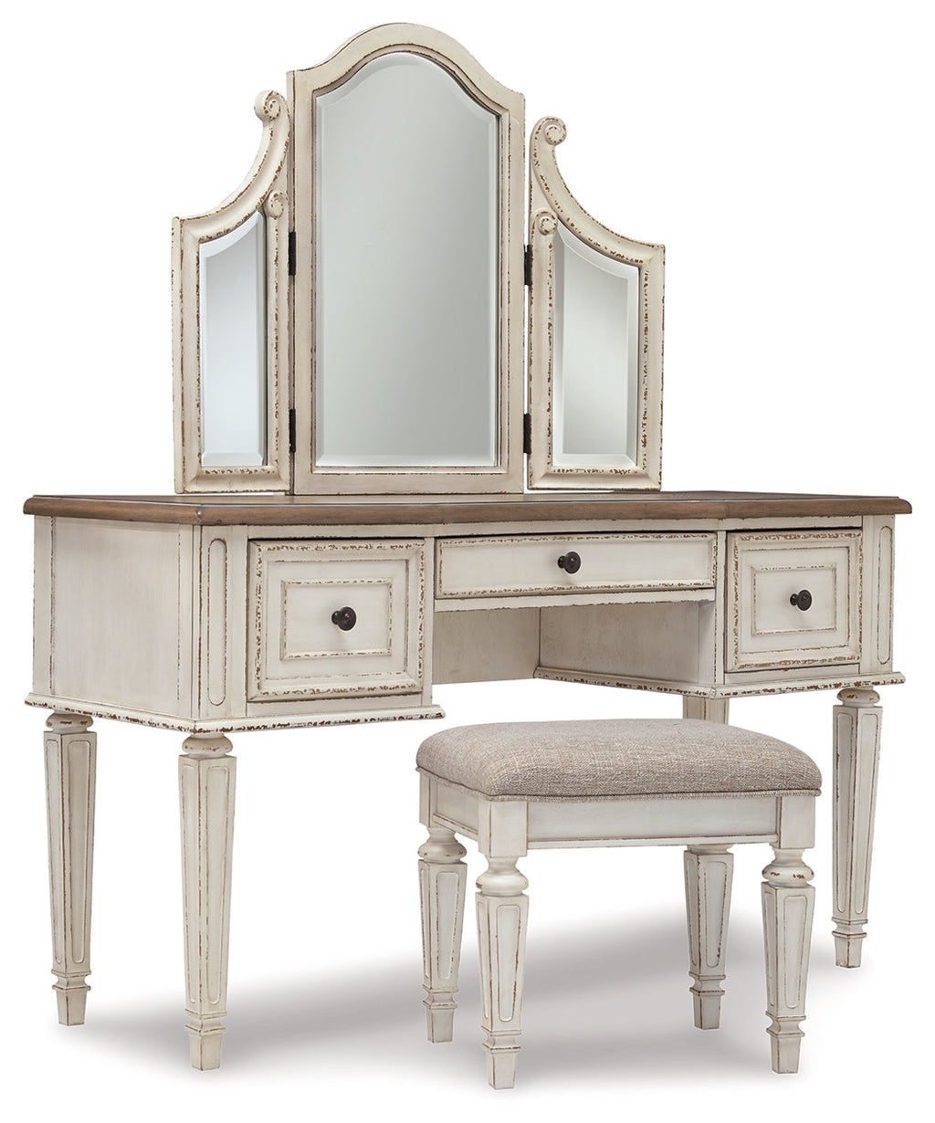 Realyn Queen Panel Bedroom Set, Two-Tone