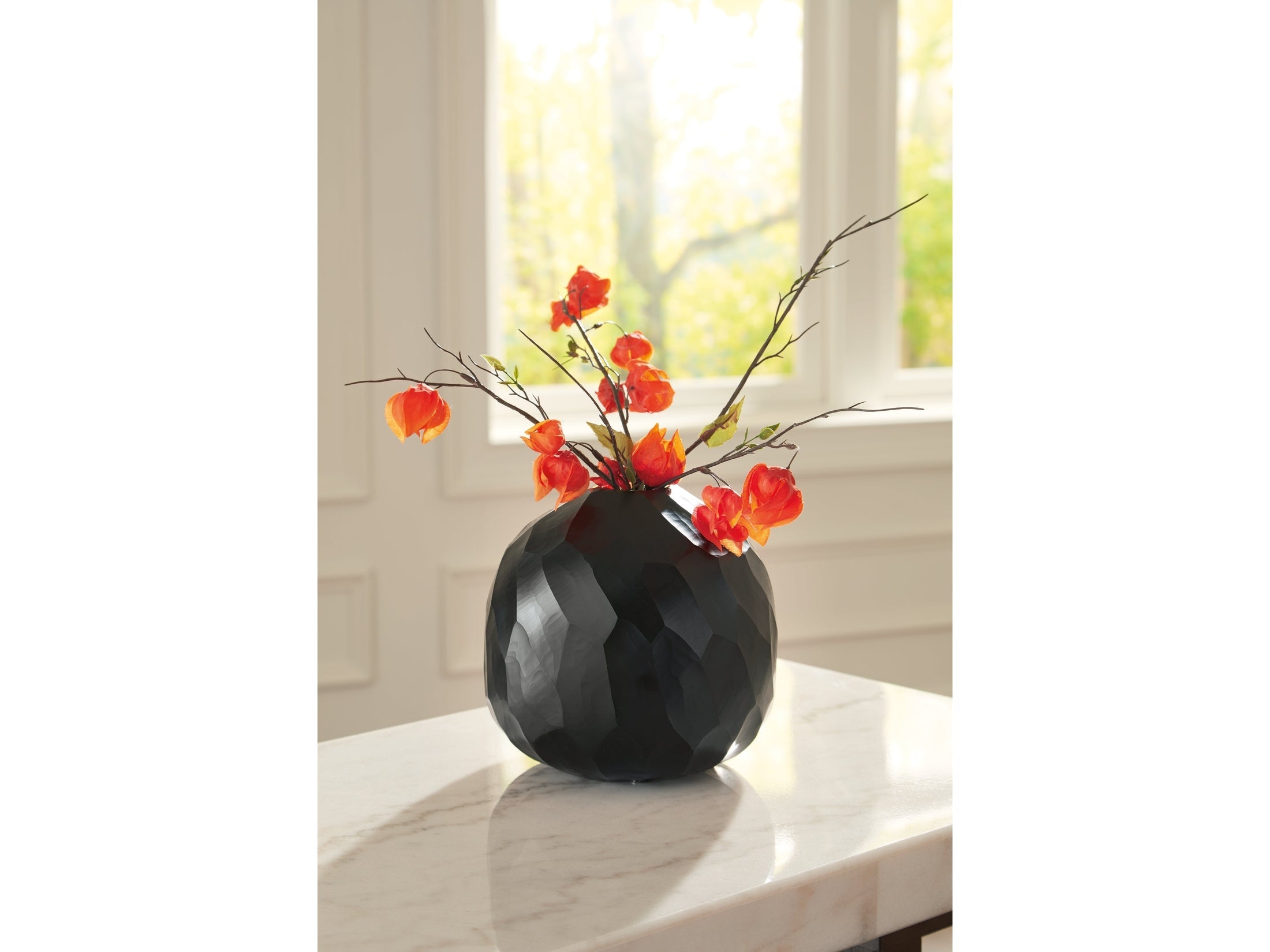 Ryanford Black Vase (Globe)