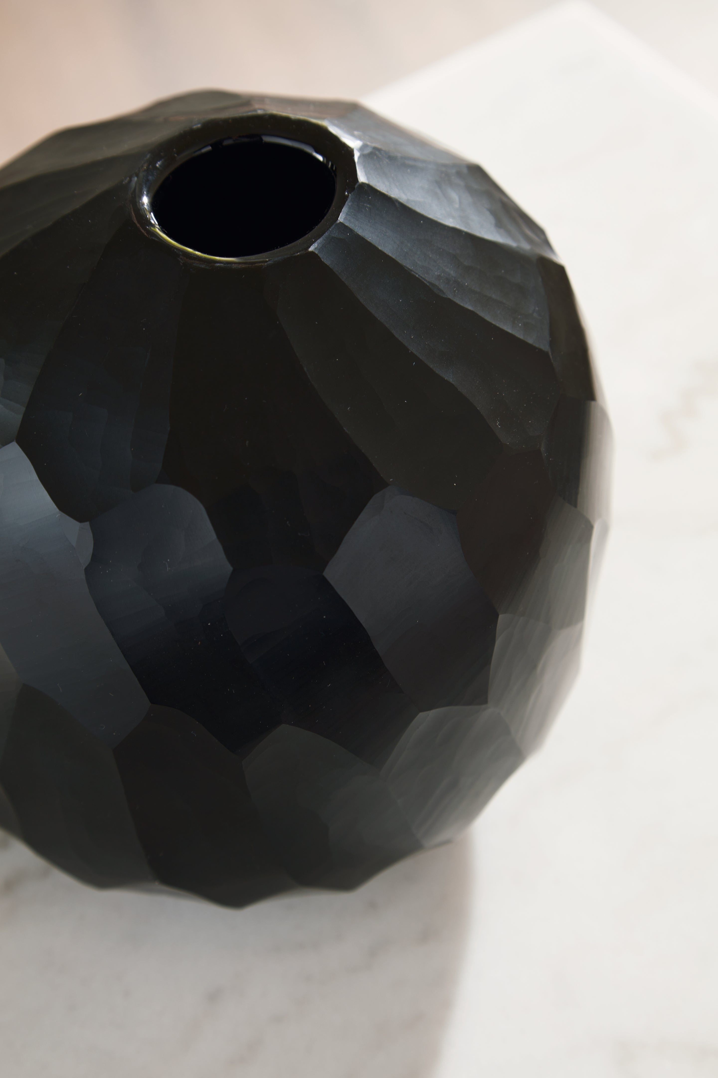 Ryanford Black Vase (Globe)
