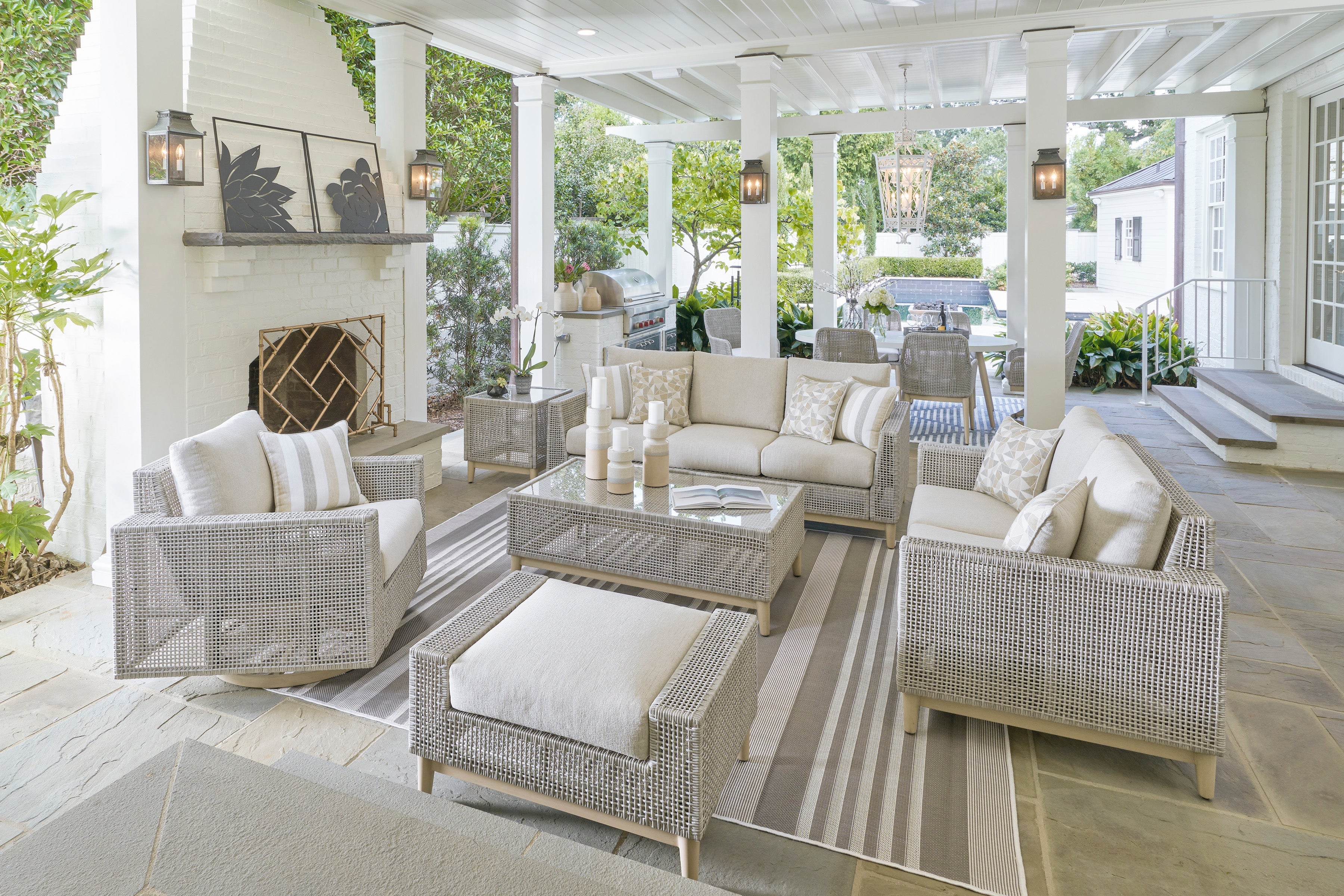 Seton Creek Outdoor Seating Group w/ Coffee Table / 4pc