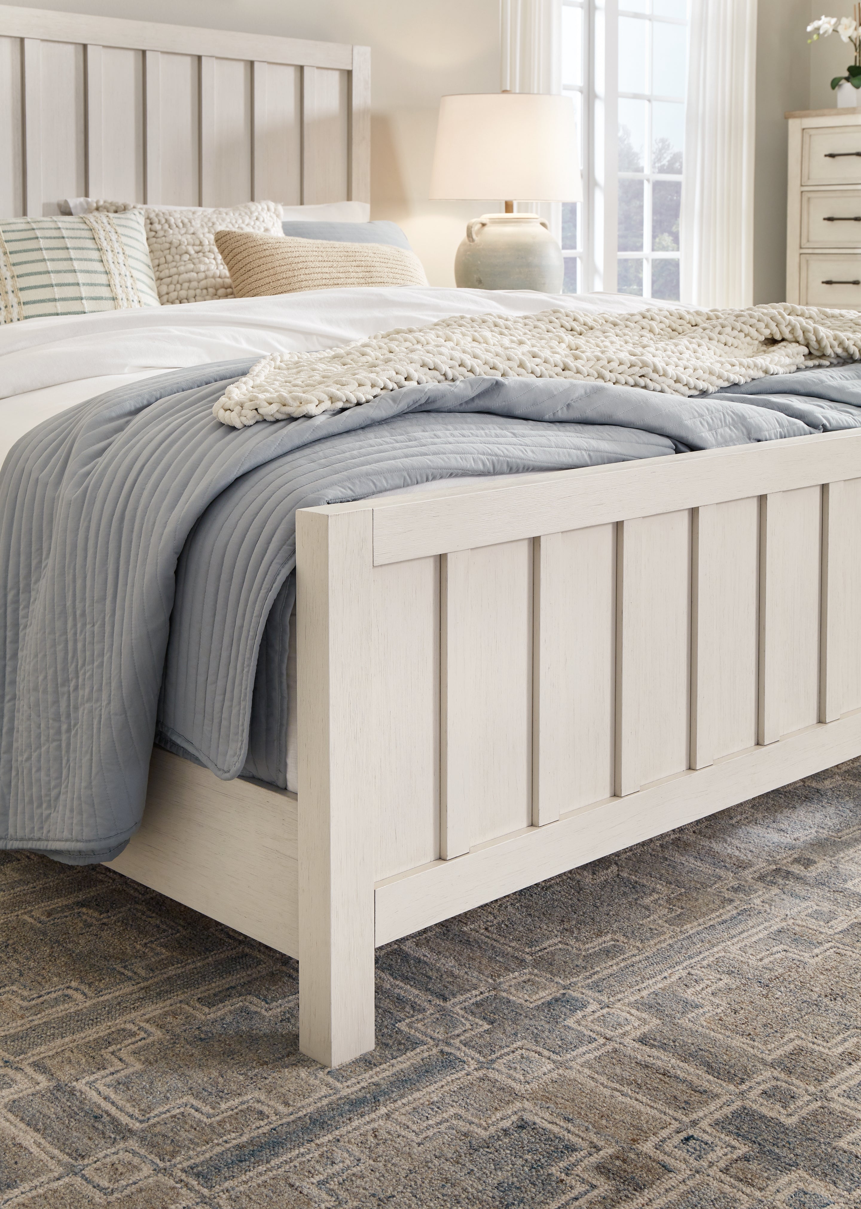 Shaybrock Antique White Queen Panel Bed