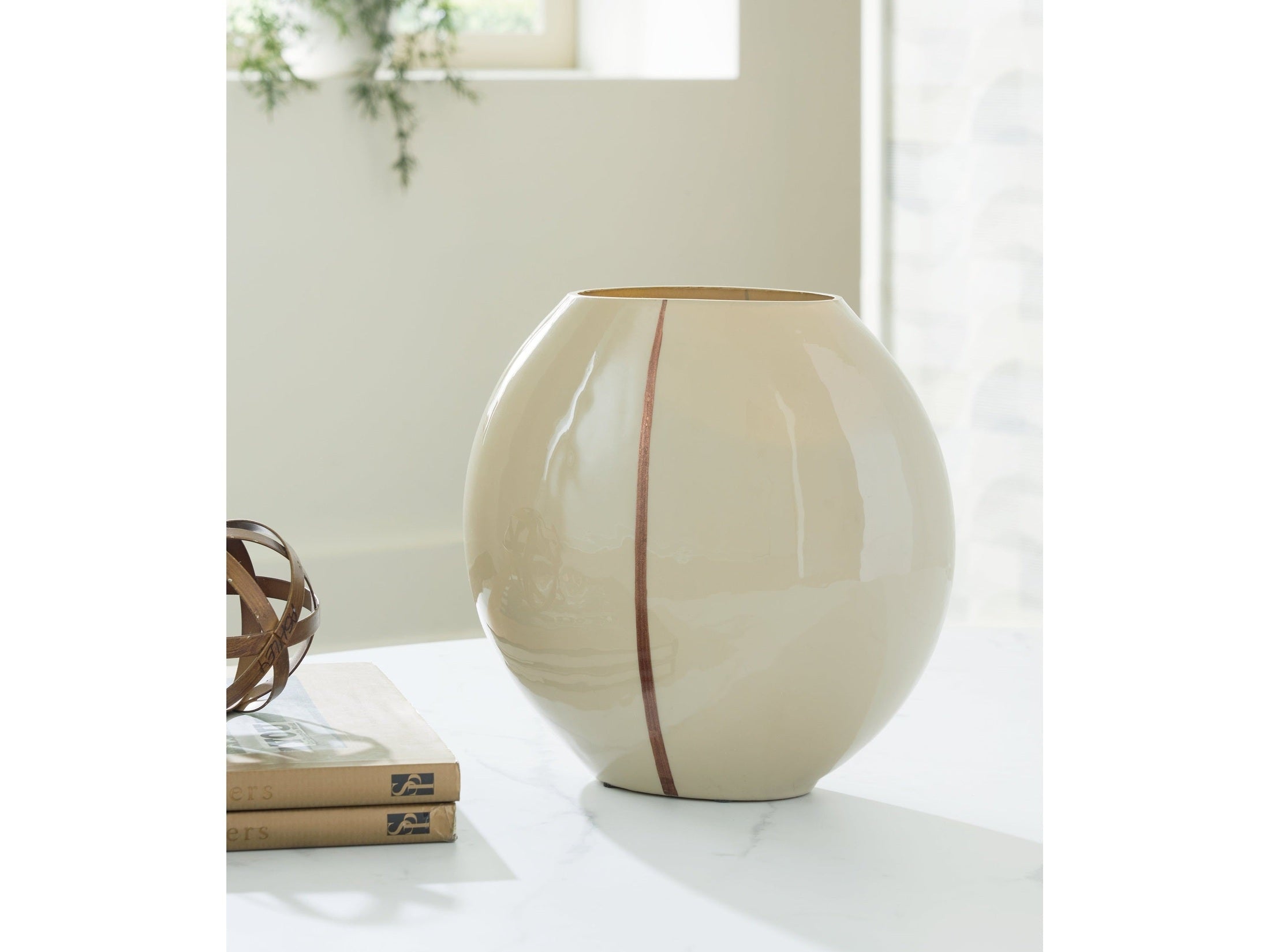 Sheabourne Cream Vase 9"