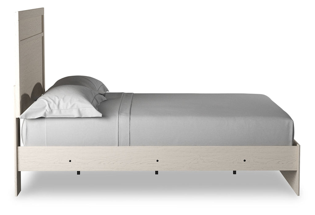 Stelsie White Queen Panel Bedroom Set with Chest and Nightstand